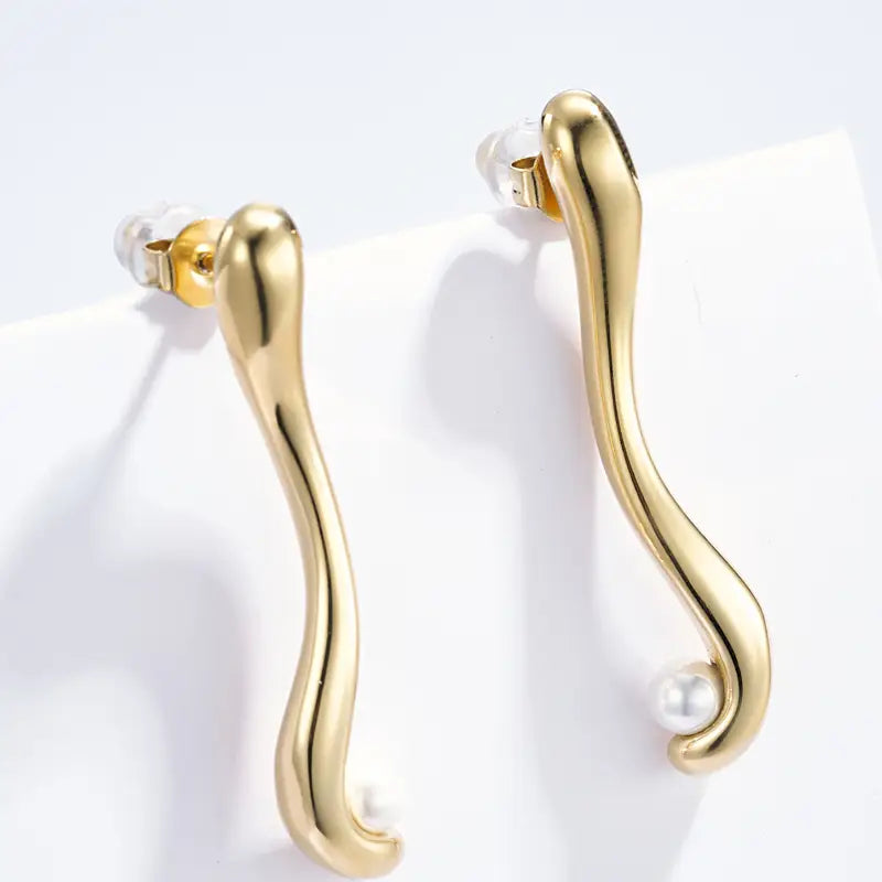 Boucles d’oreilles dorées avec perle – Élégance sculpturale