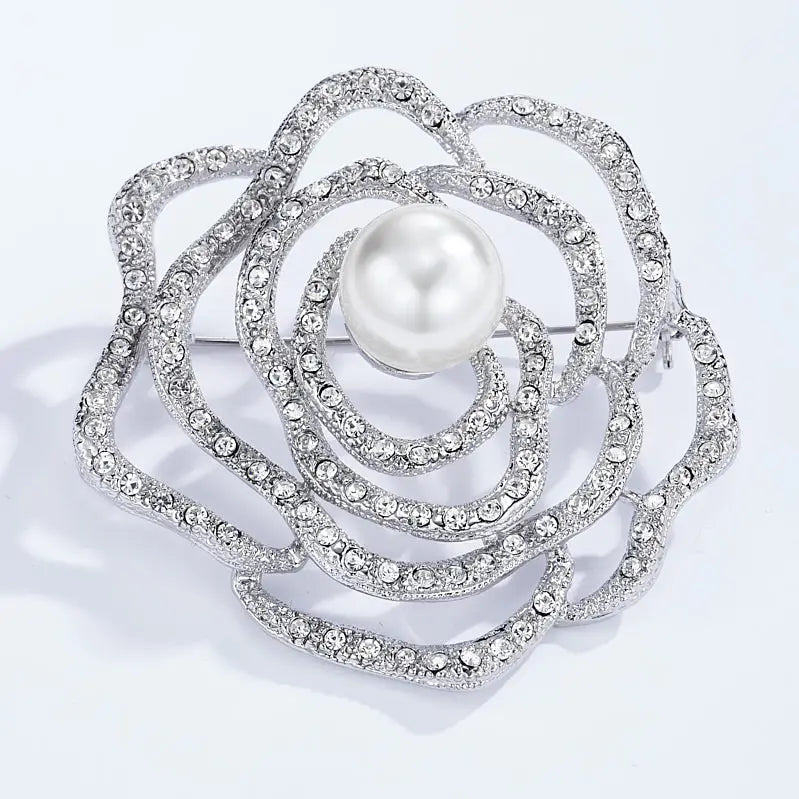 Broche Fleur Élégante en Perles et Cristaux – Bijou Raffiné pour Occasions Spéciales