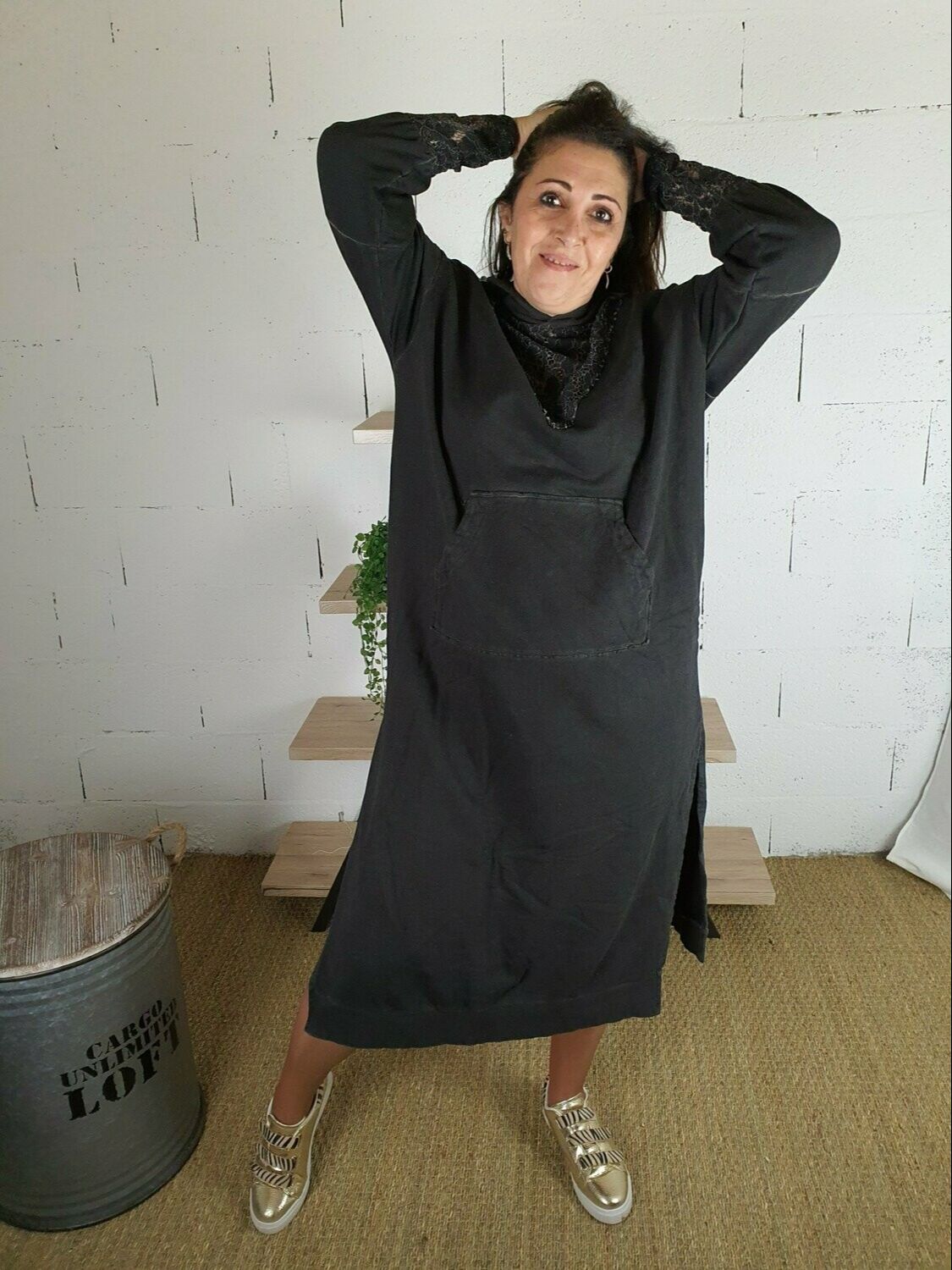 Urbaine & Raffinée : Robe Longue à Capuche et Dentelle