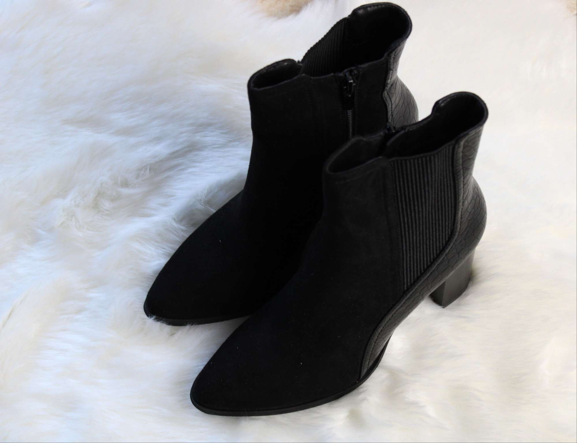 Bottines Noires Pointues en Nubuck à Talon Carré - Détail Croco