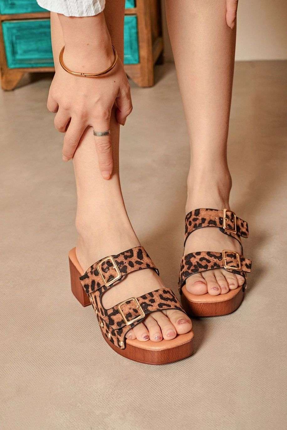 Sabots Léopard Chic à Talon Carré Effet Bois- Confort & Style