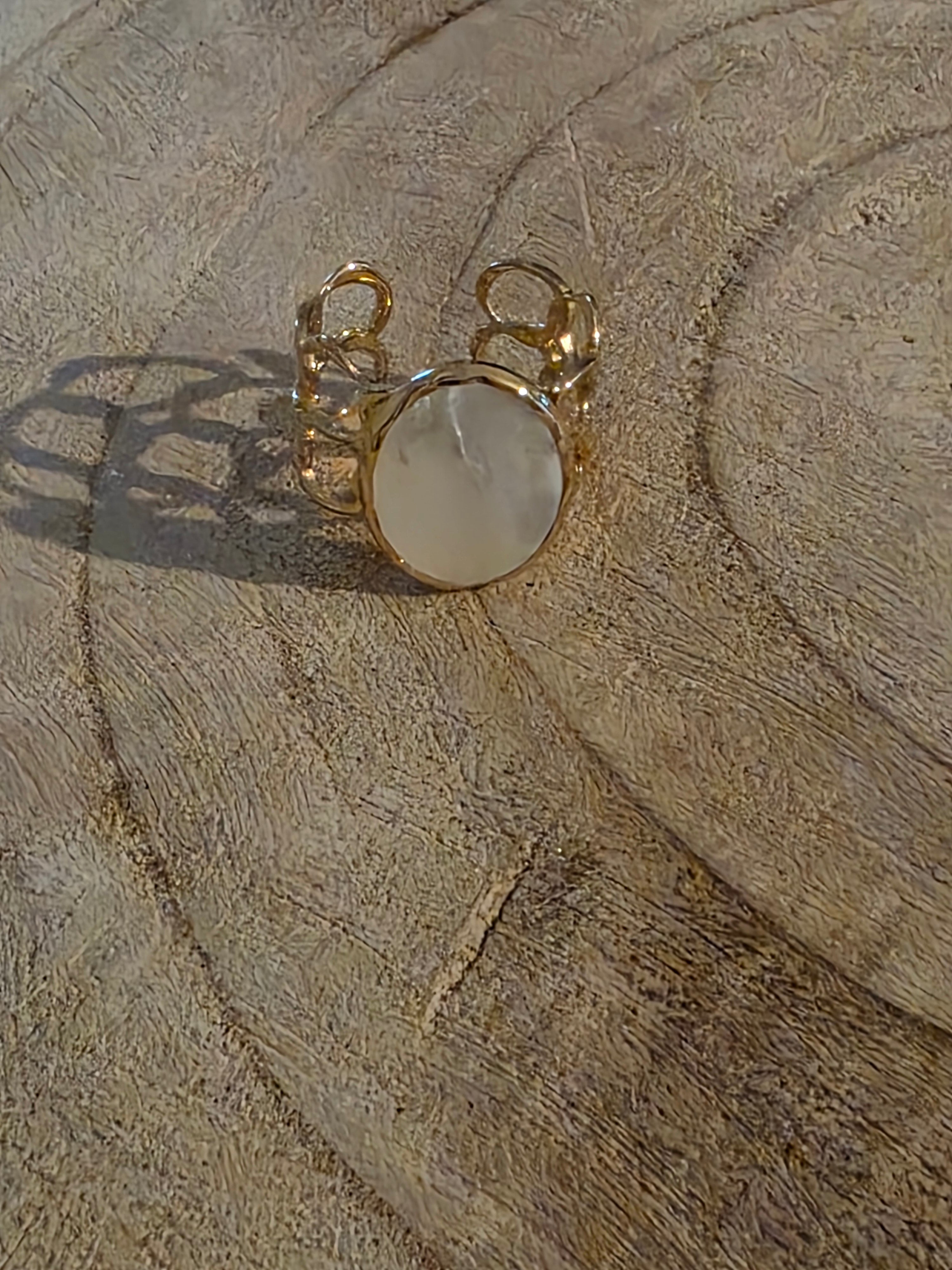 Bague Dorée Élégance Vintage – Pierre lithothérapie & Design Sculptural