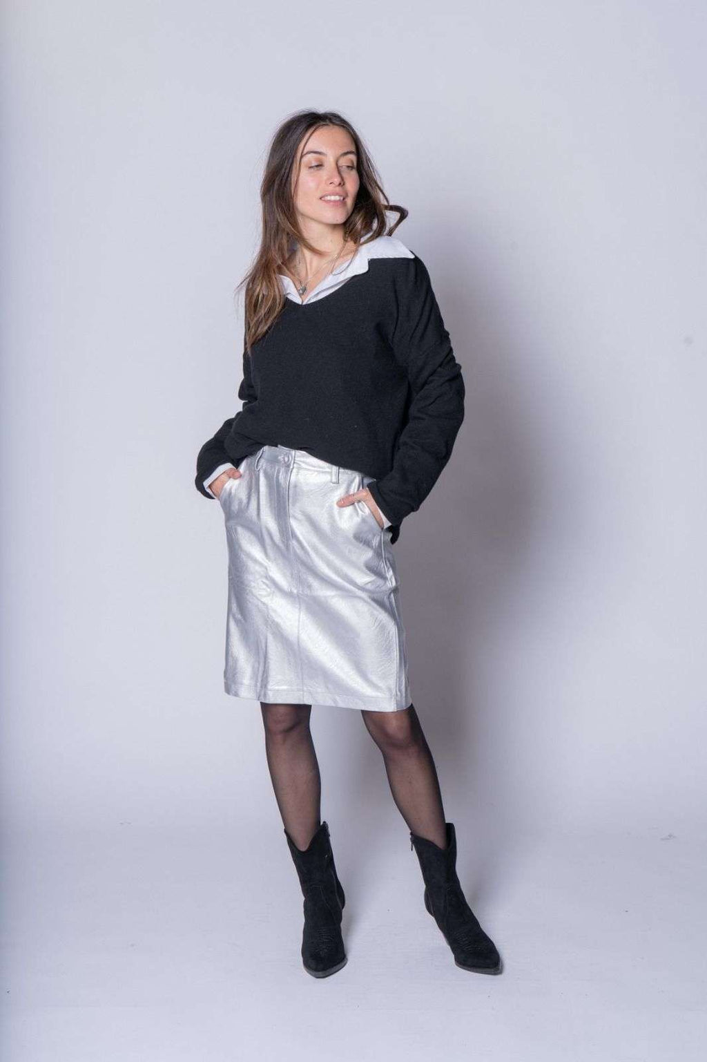 Jupe en similicuir argent courte