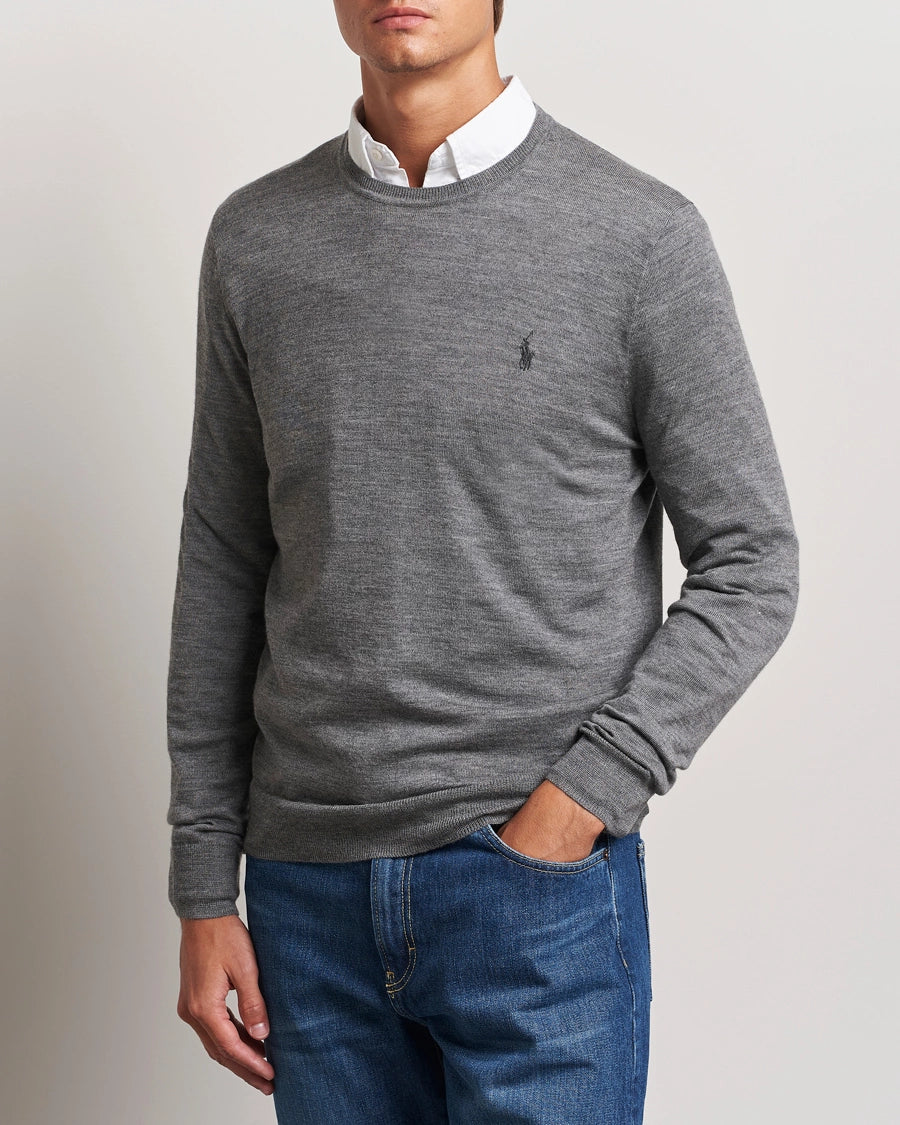 Ralph Lauren Homme : Le Pull Gris qui Incarne la Confiance