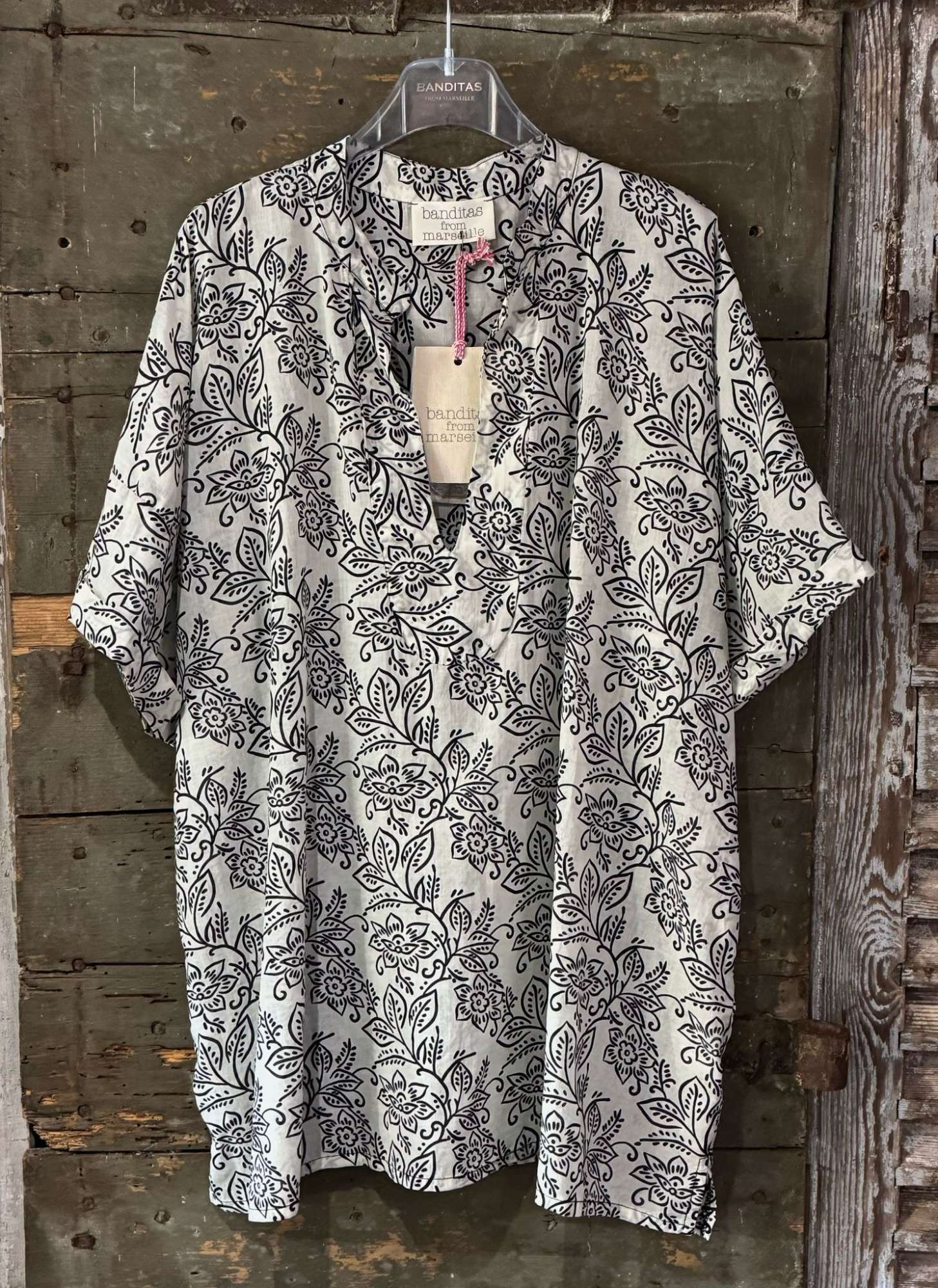 Tunique Oversize Femme – Voile de Coton Blanche à Fleurs Noires, Col V