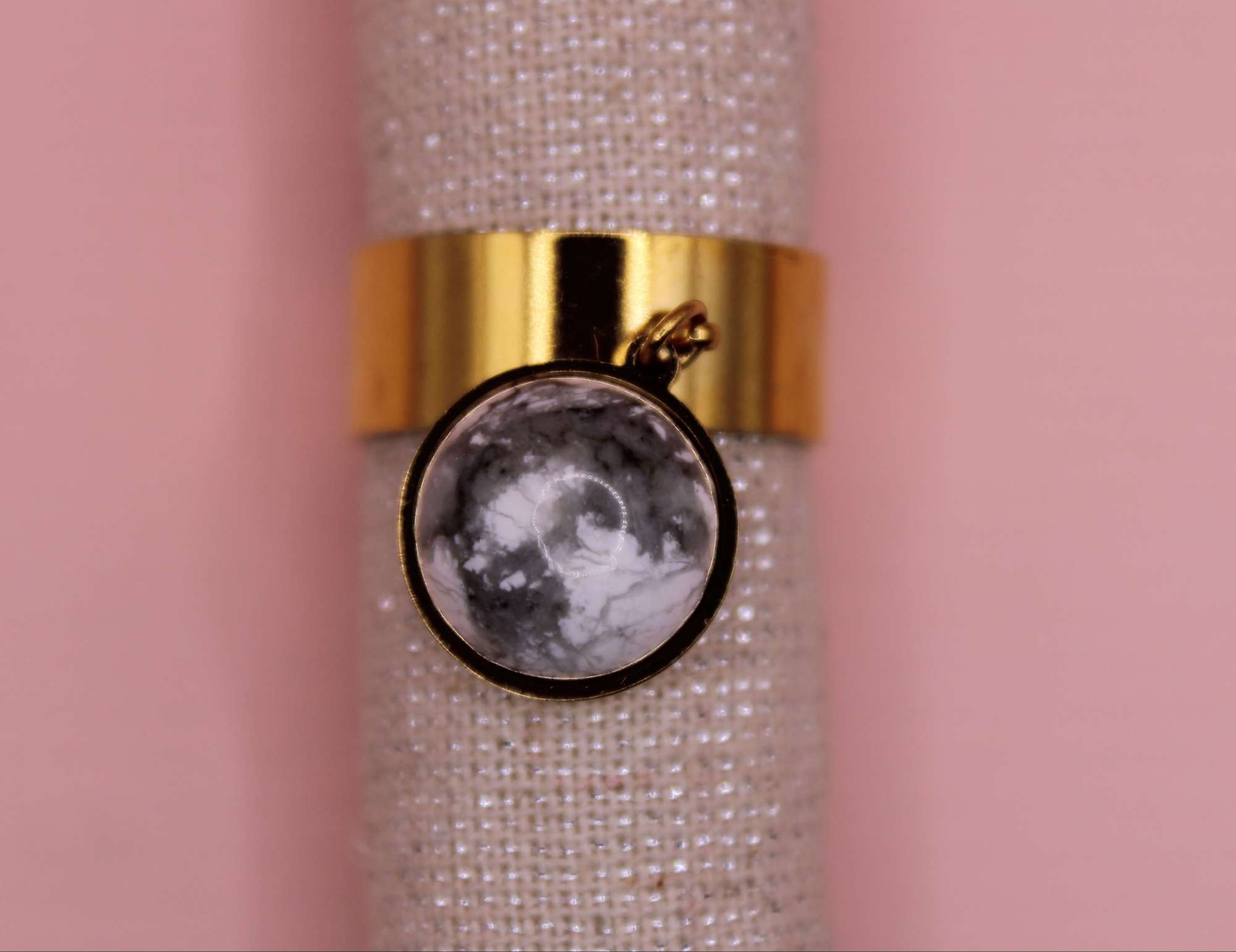 Bague épaisse acier inoxydable réglable - breloque nacre et noir- Contraste Elégant