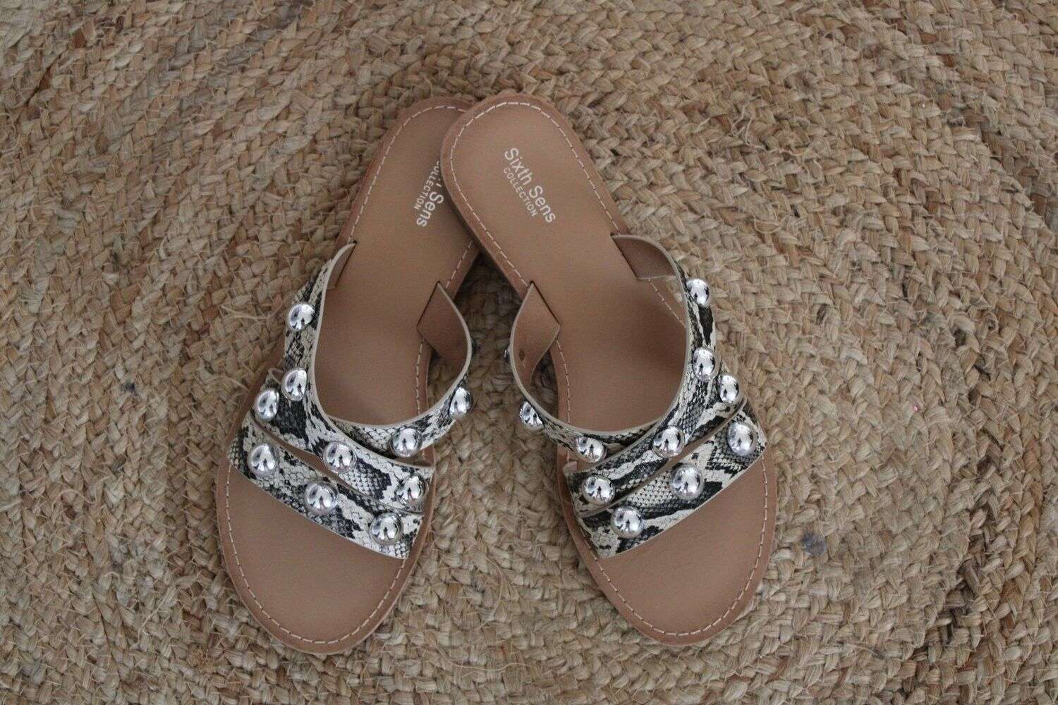 Mules Tendance en Similicuir Effet Python à Brides Multiples et Clous Argentés