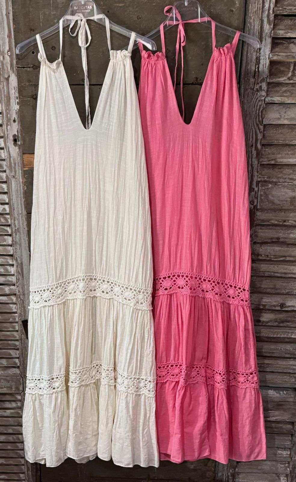 Robe longue bohème dos nu en coton brodé – L’élégance libre au naturel