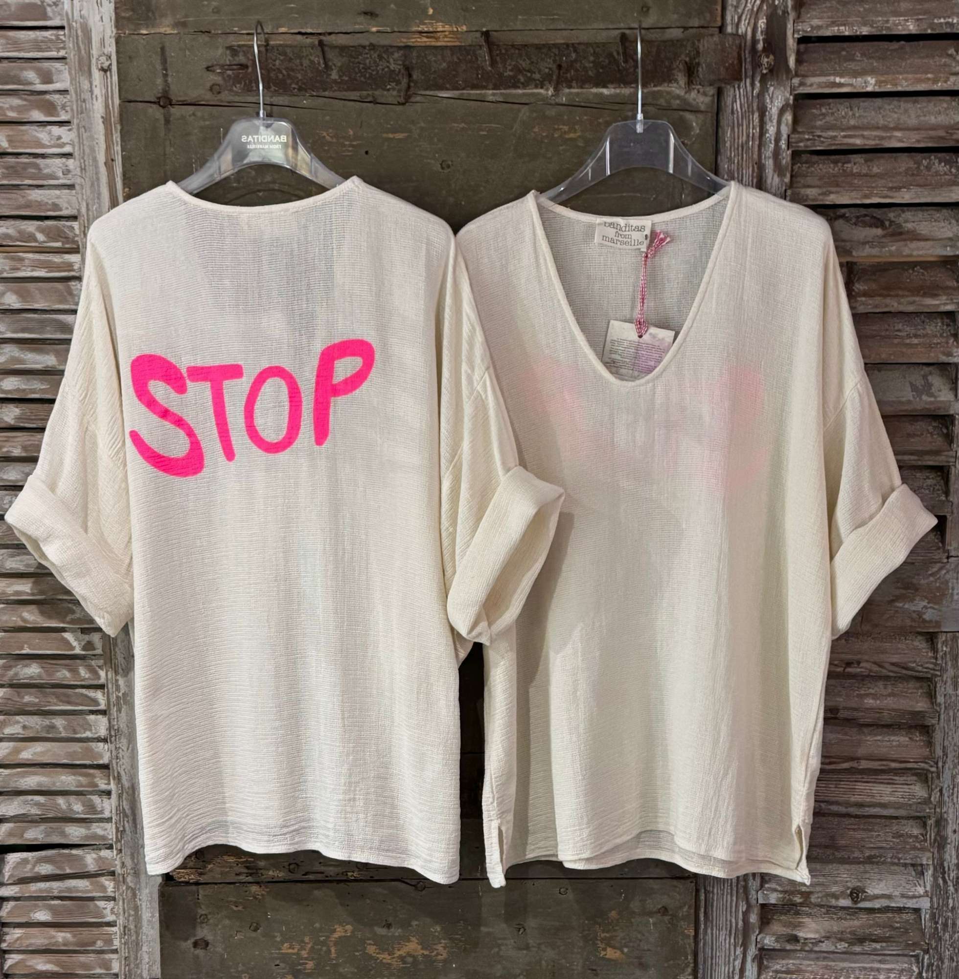 T-shirt Femme Blanc Cassé – Col V -Dos Imprimé STOP Rose Fluo