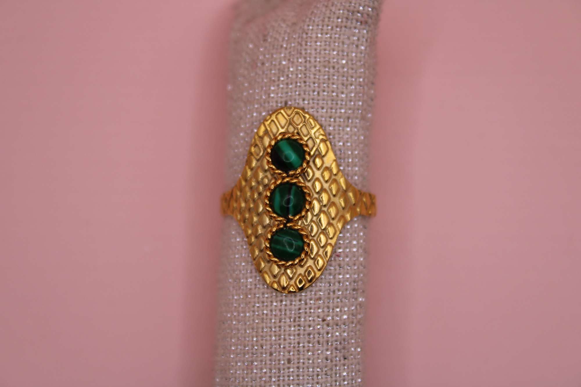 Bague femme marquise - or martelé ornée - pierres de lithothérapies