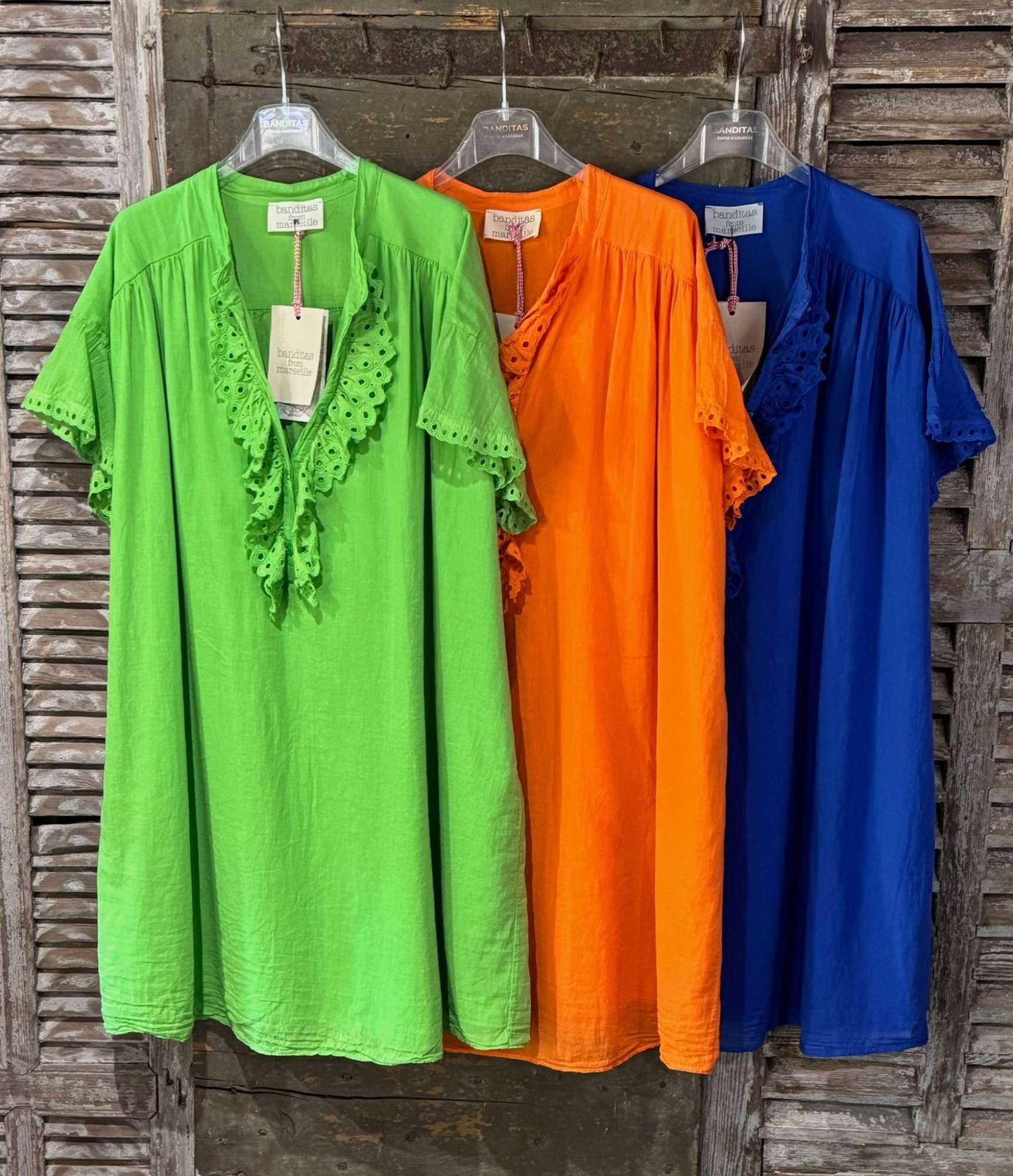 Robe tunique courte à volants – Boutonnée avec dentelle délicate sur manches et patte de boutonnage