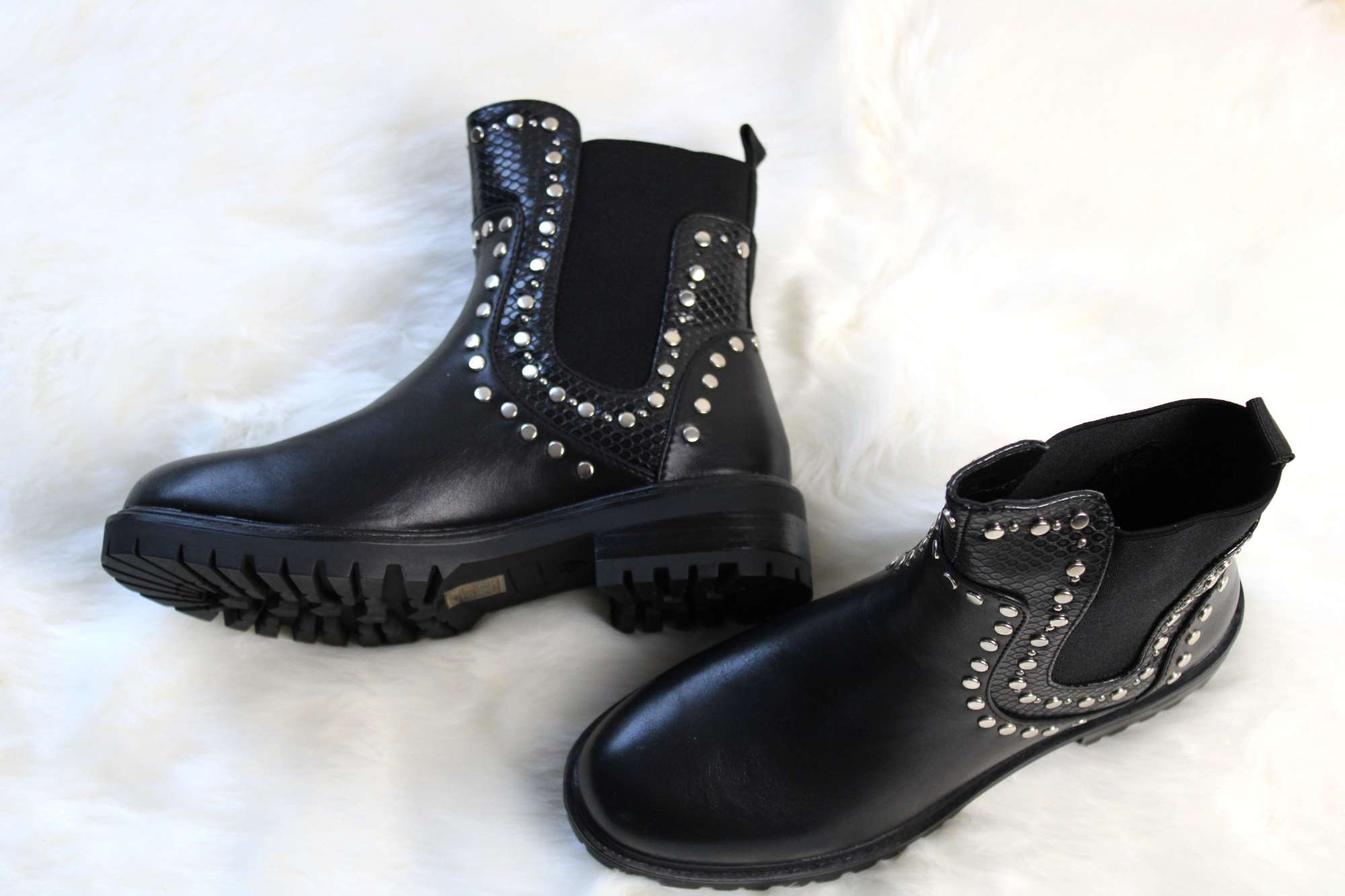 Bottines Semi Hautes En Similicuir - ornée de clous argentés