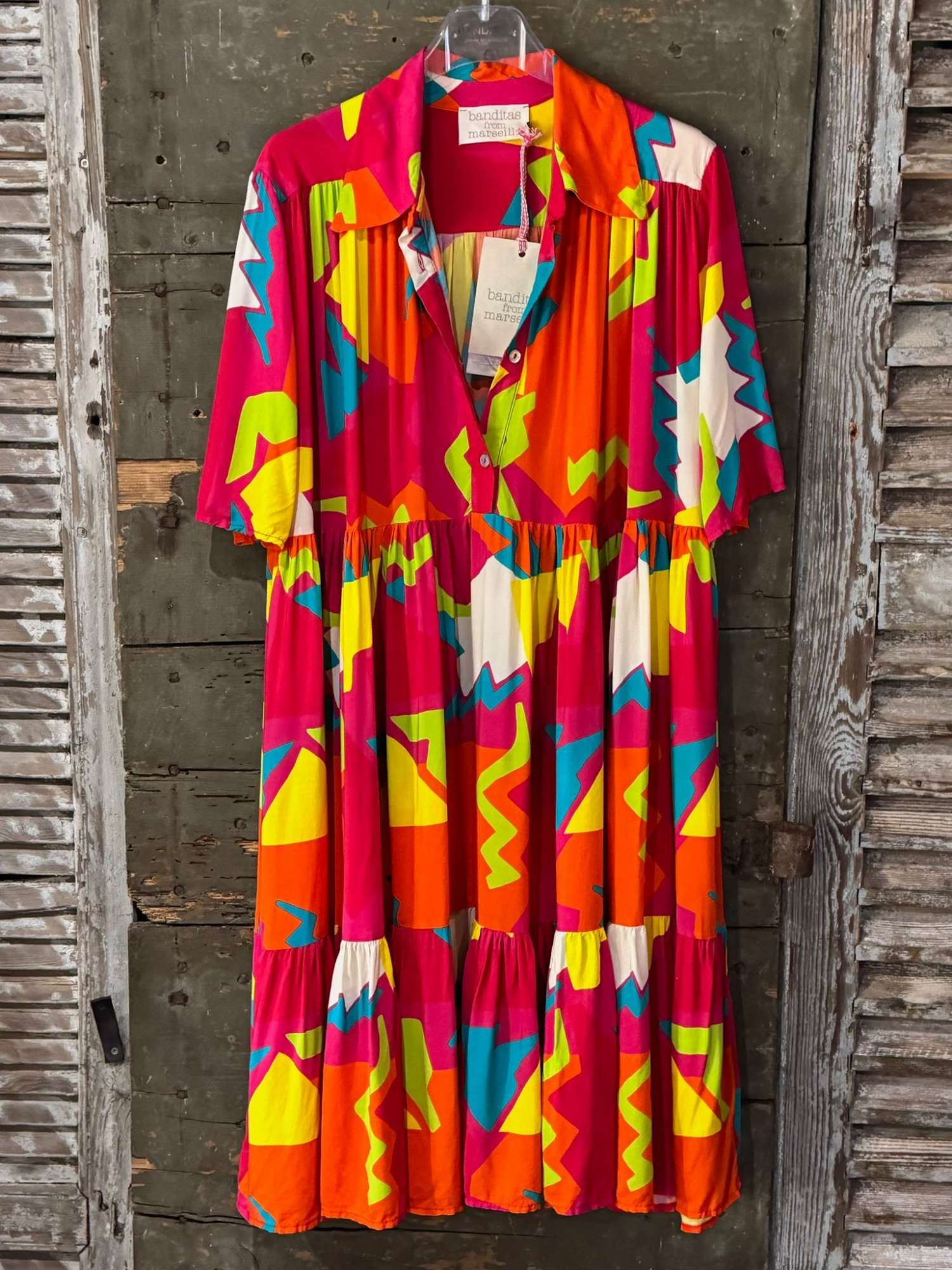 Robe courte rouge à imprimé géométrique multicolore – Élégance audacieuse et moderne