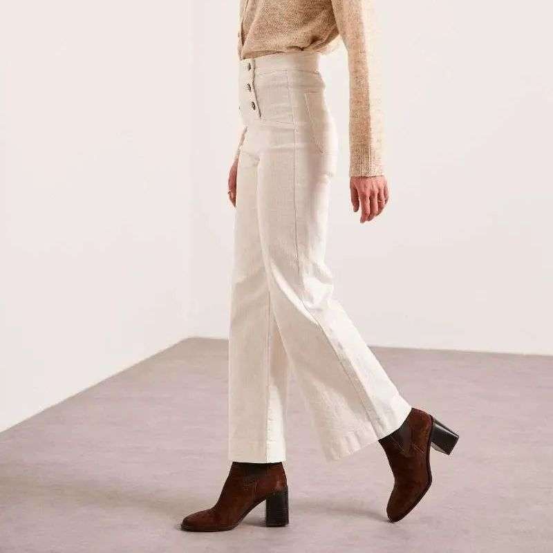 Jeans Blanc Large Femme - Orné de 6 Boutons Dorés - Chic et Moderne