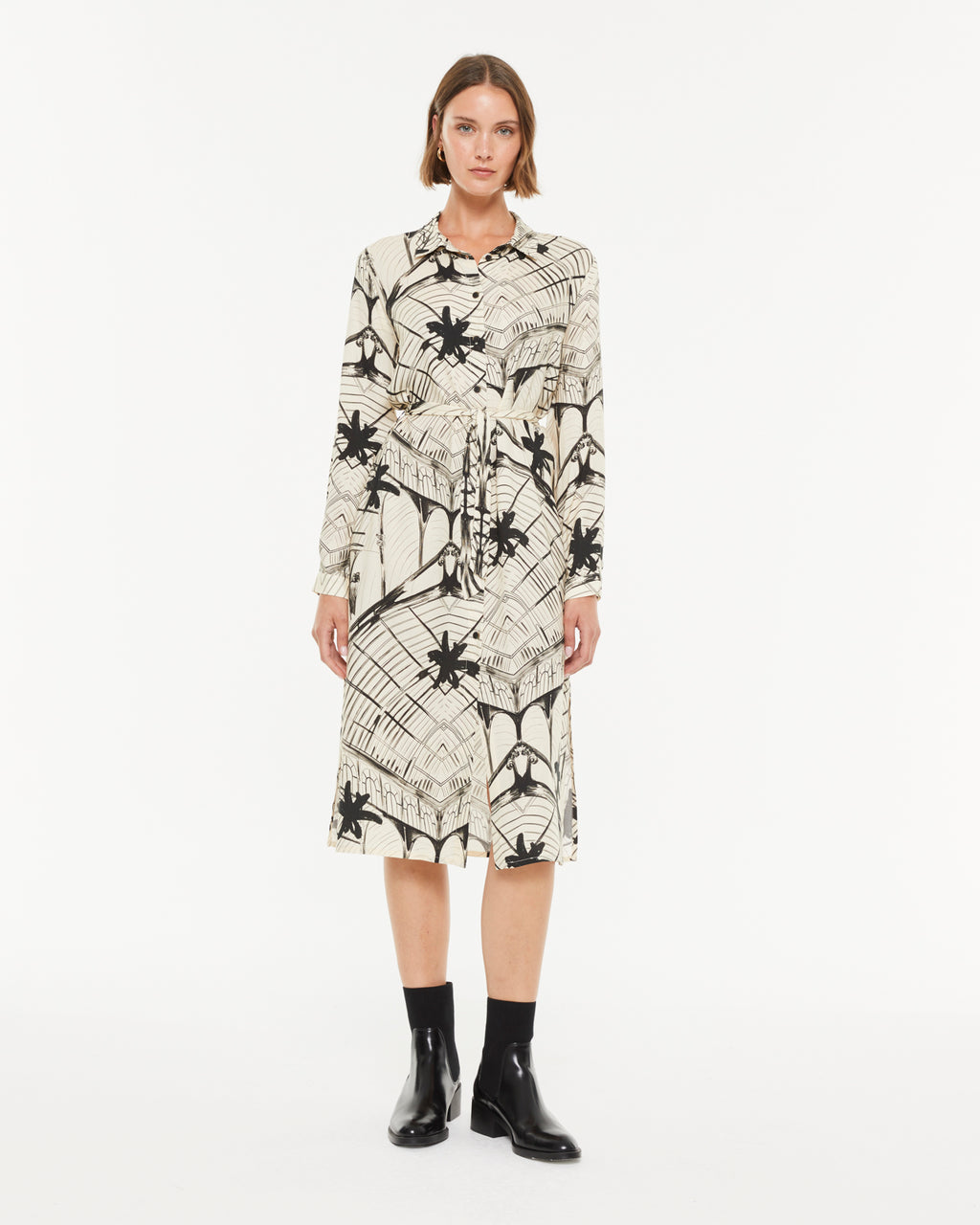 Robe Chemise Midi Imprimé Noir sur Fond Beige – Chic Minimaliste