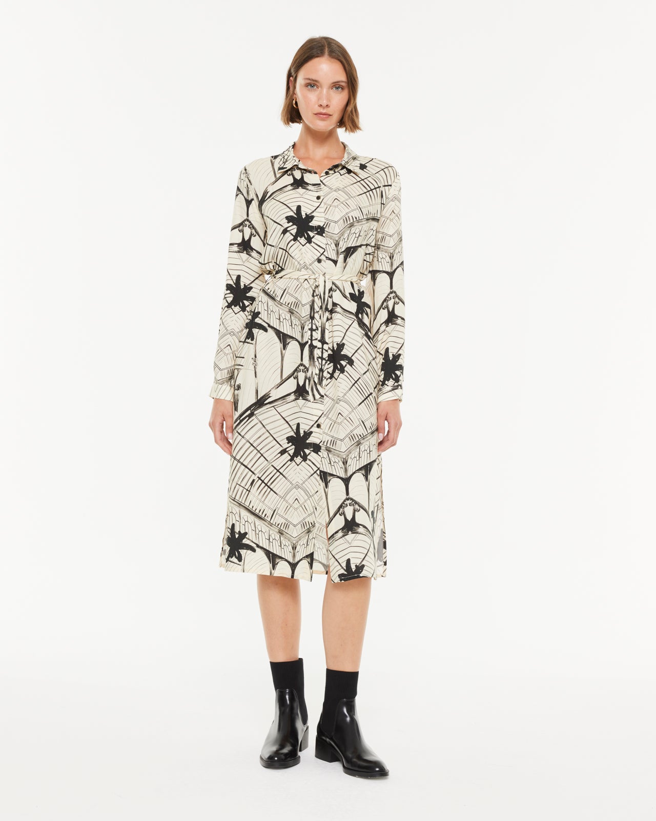 Robe Chemise Midi Imprimé Noir sur Fond Beige – Chic Minimaliste