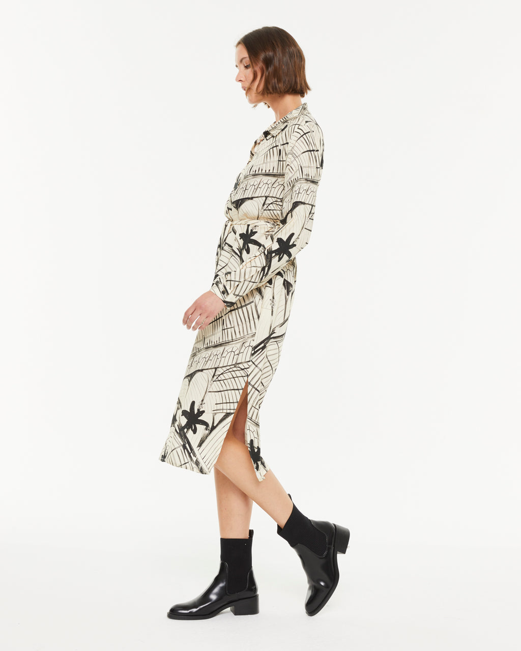 Robe Chemise Midi Imprimé Noir sur Fond Beige – Chic Minimaliste