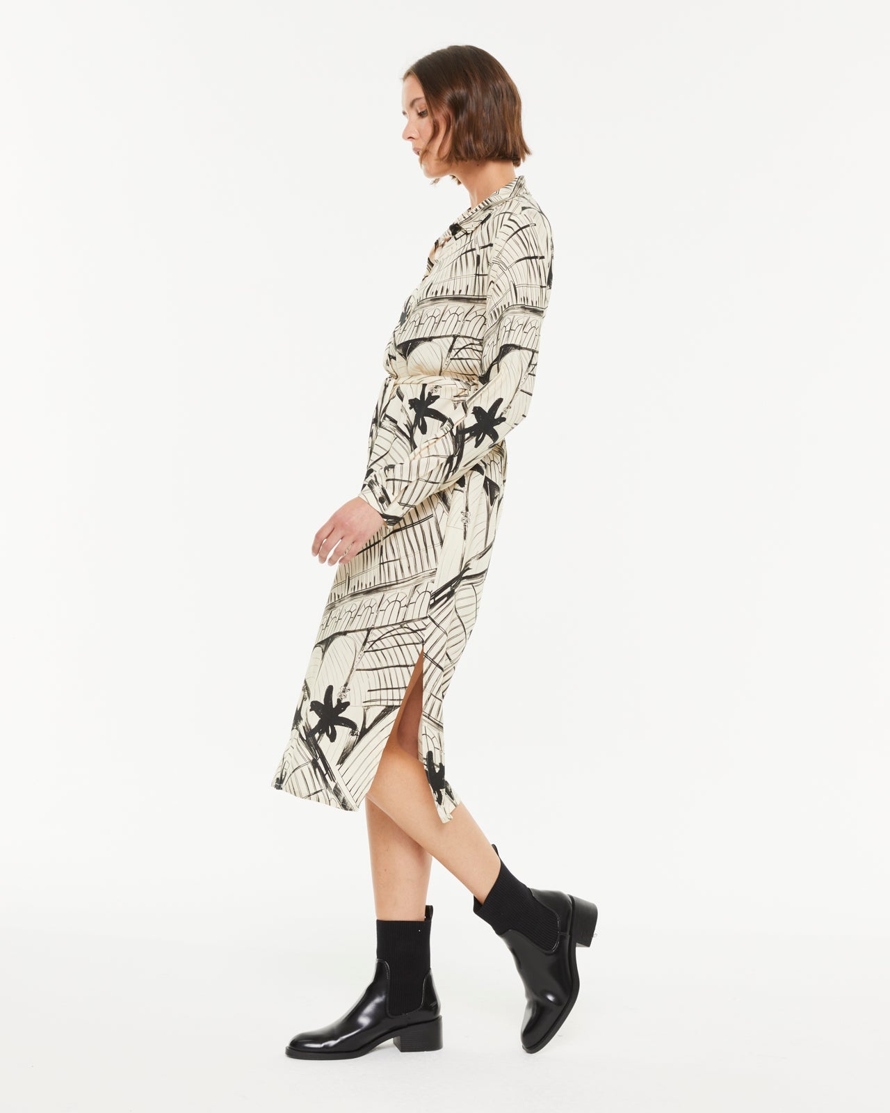 Robe Chemise Midi Imprimé Noir sur Fond Beige – Chic Minimaliste