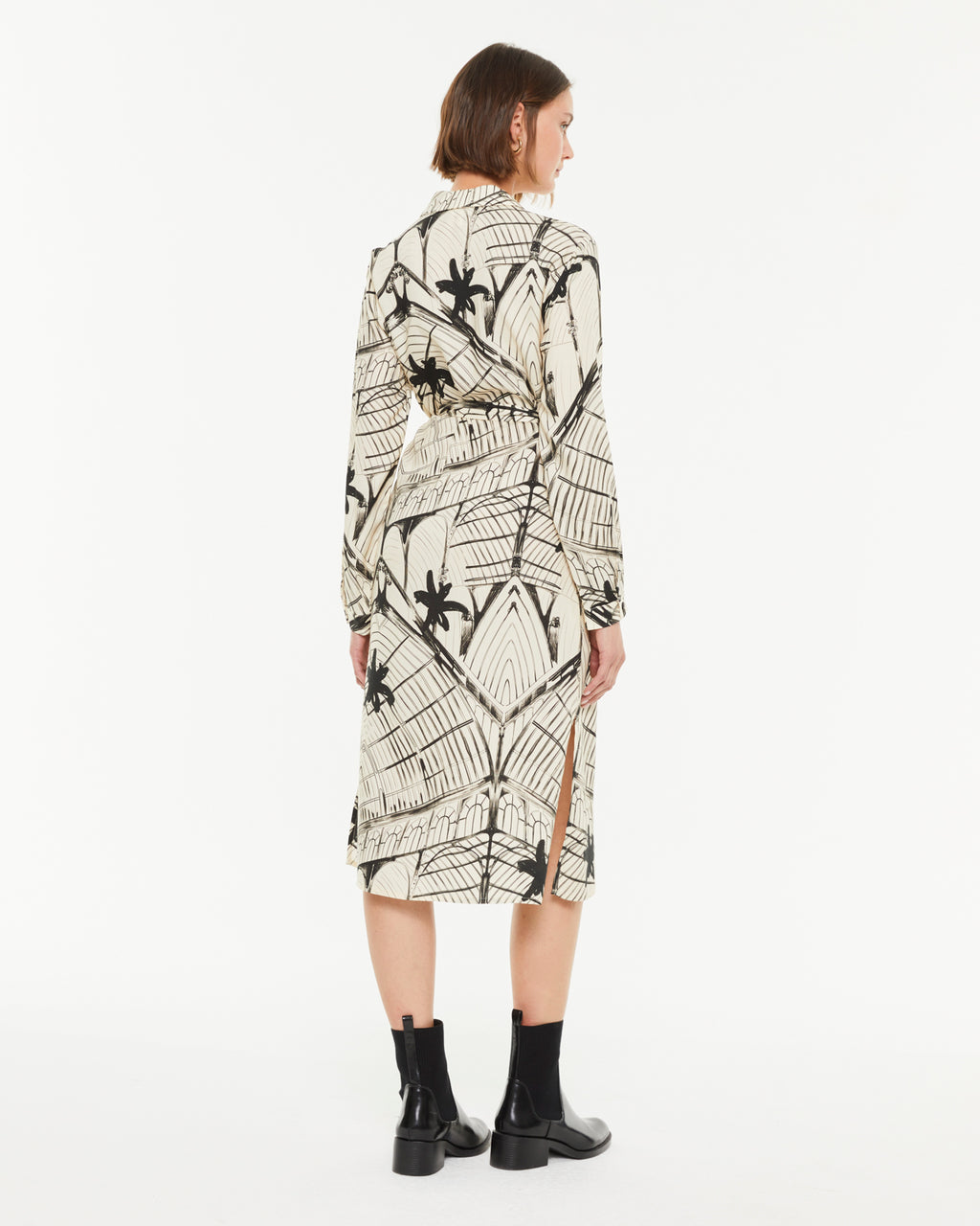 Robe Chemise Midi Imprimé Noir sur Fond Beige – Chic Minimaliste