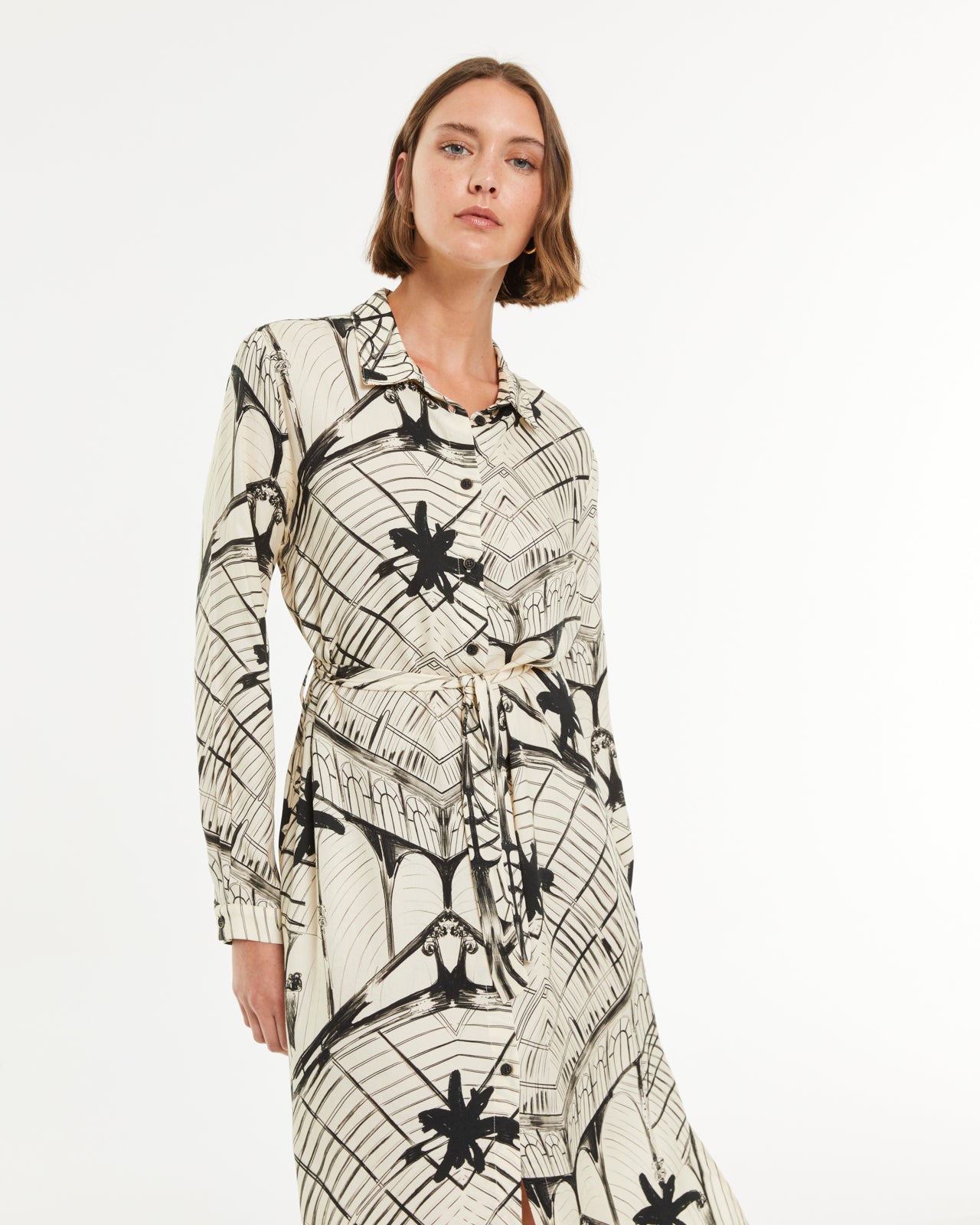 Robe Chemise Midi Imprimé Noir sur Fond Beige – Chic Minimaliste