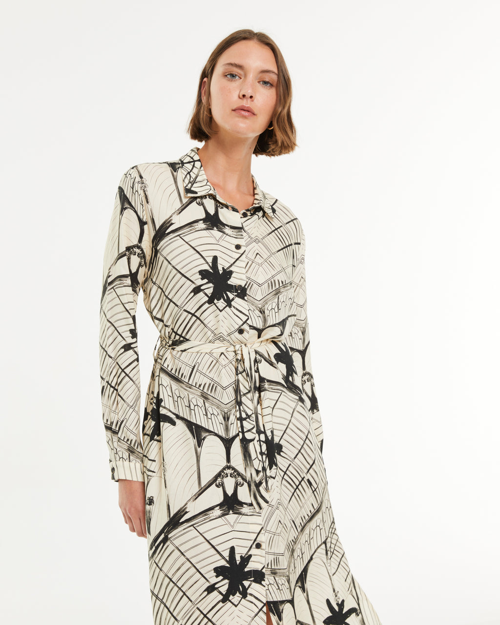 Robe Chemise Midi Imprimé Noir sur Fond Beige – Chic Minimaliste