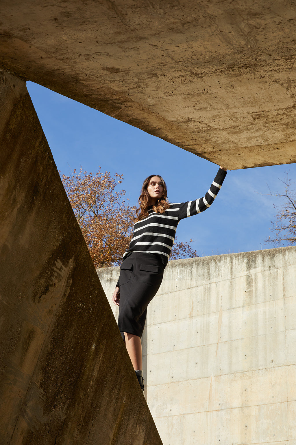 Jupe noire fourreau chic – détails élégants et fente arrière
