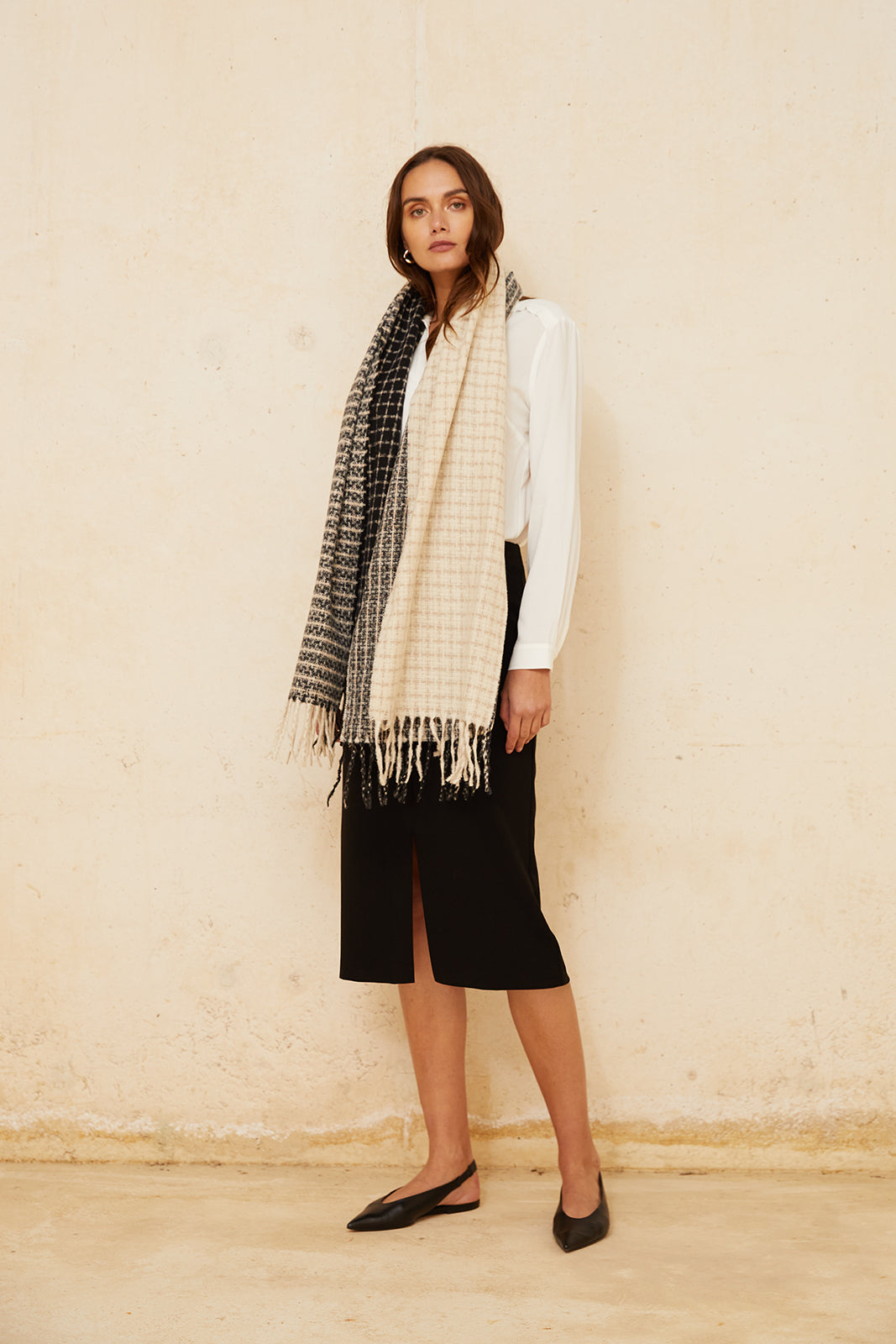 Jupe noire fourreau chic – détails élégants et fente arrière