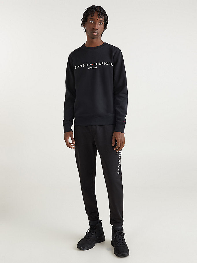 Sweat Col Rond Noir Tommy Hilfiger – Broderie Distinctive & Attitude Assumée