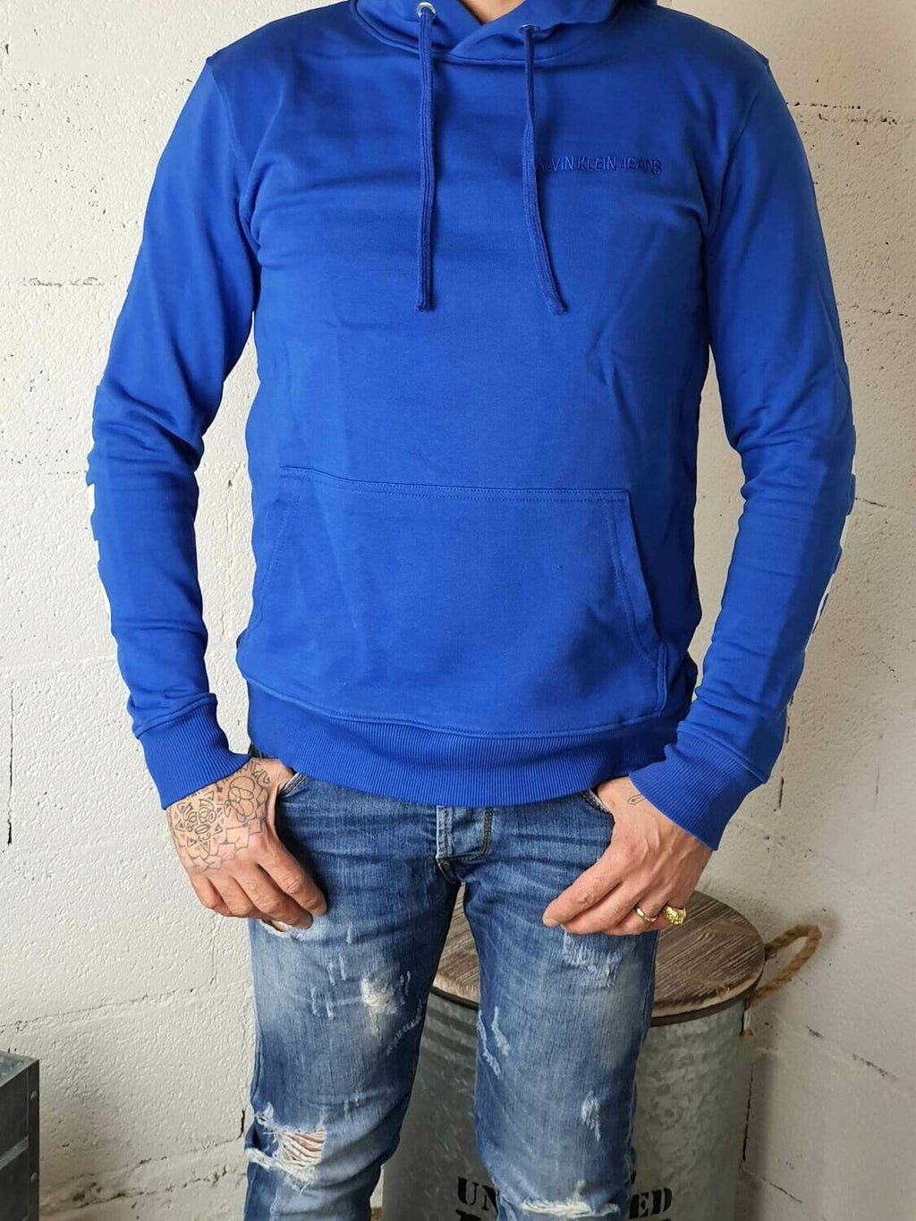 Sweat à Capuche Bleu Roi Calvin Klein – Logo Audacieux & Style Dynamique
