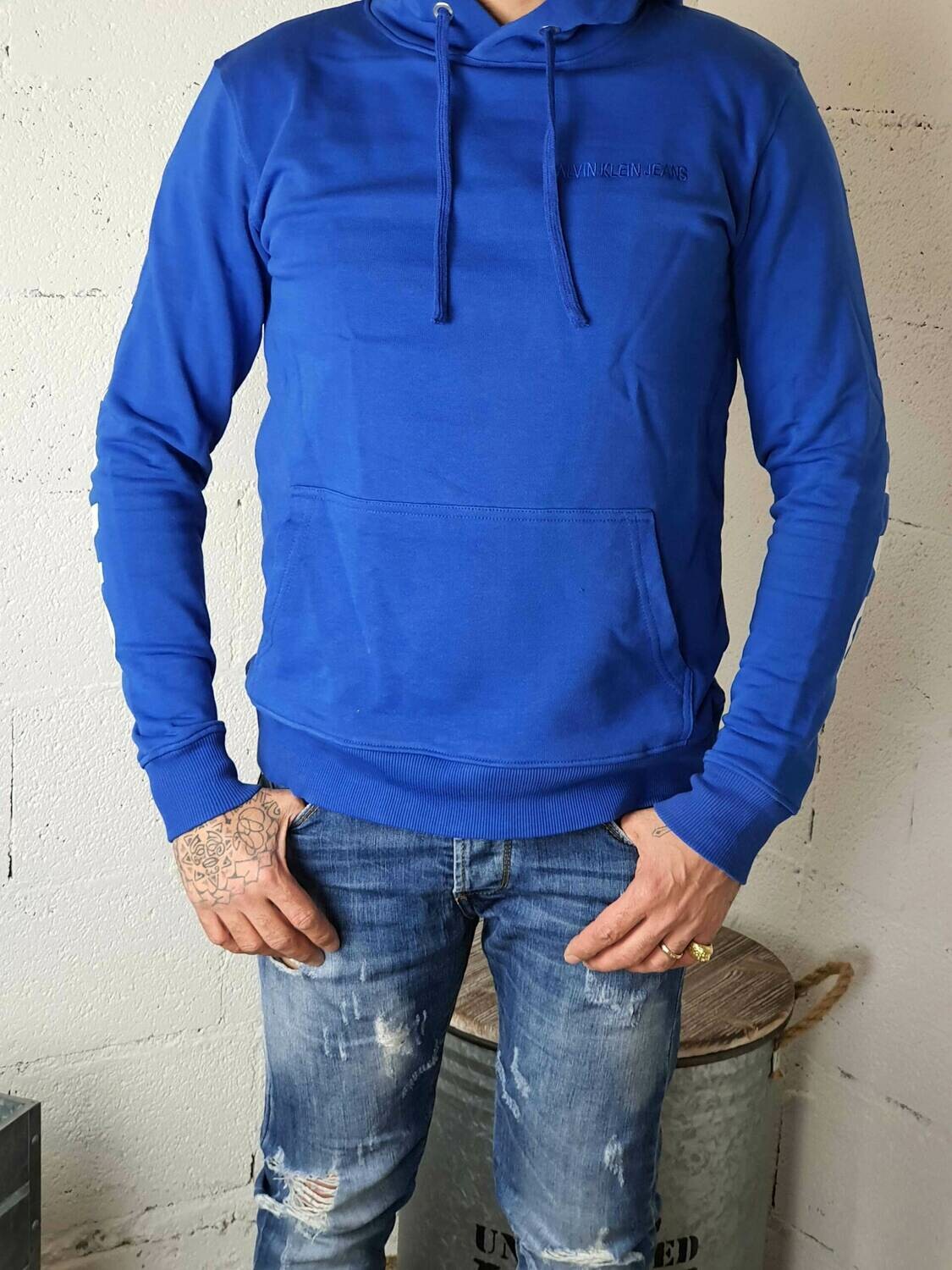 Sweat à Capuche Bleu Roi Calvin Klein – Logo Audacieux & Style Dynamique