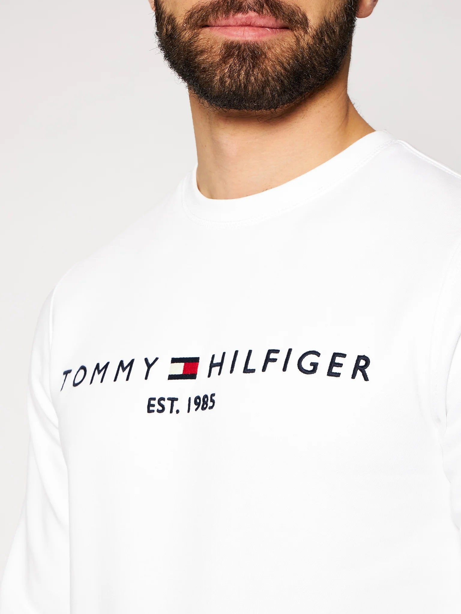 Sweat Col Rond Tommy Hilfiger – Style Audacieux & Col Blanc Éclatant