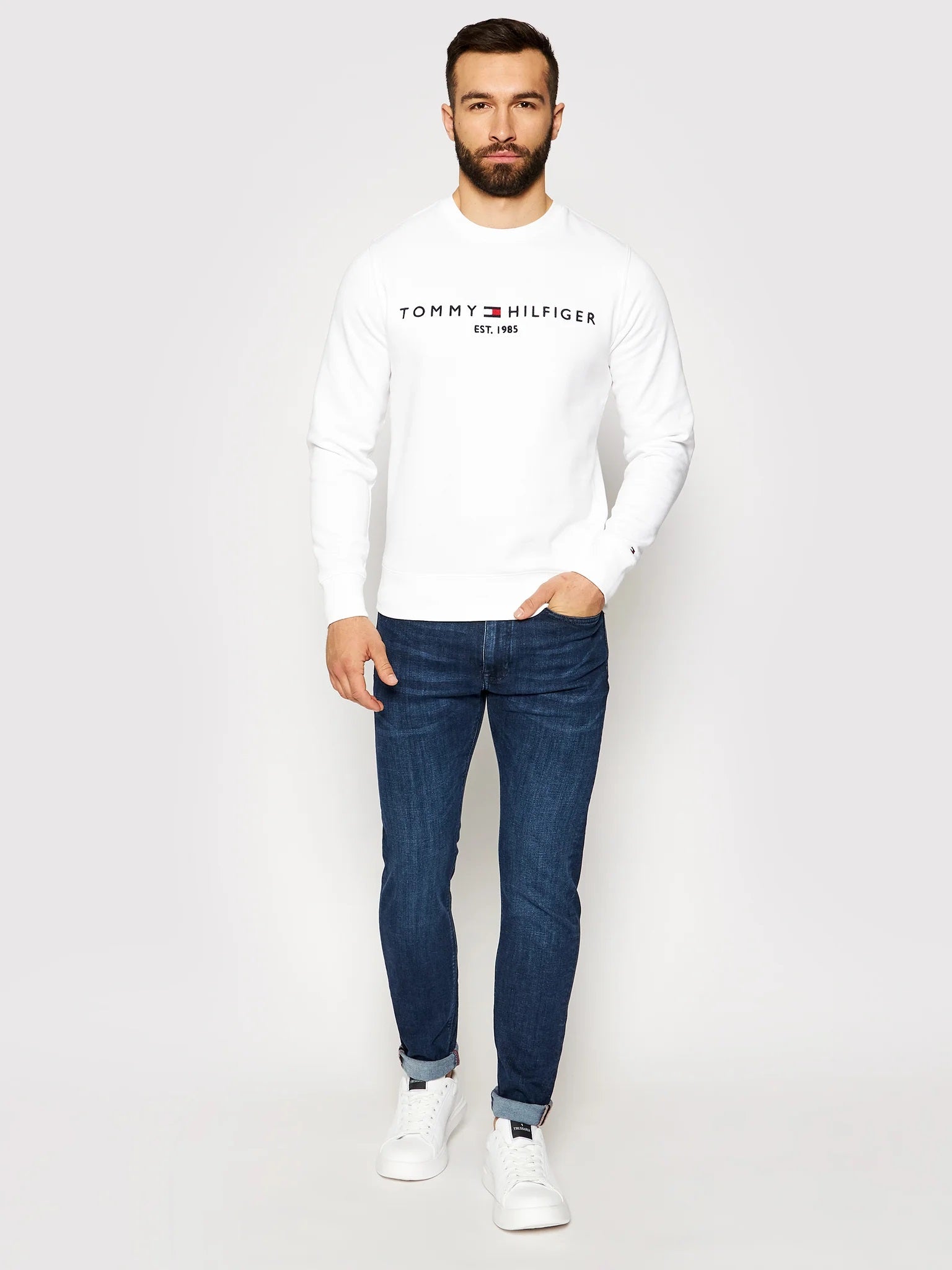 Sweat Col Rond Tommy Hilfiger – Style Audacieux & Col Blanc Éclatant