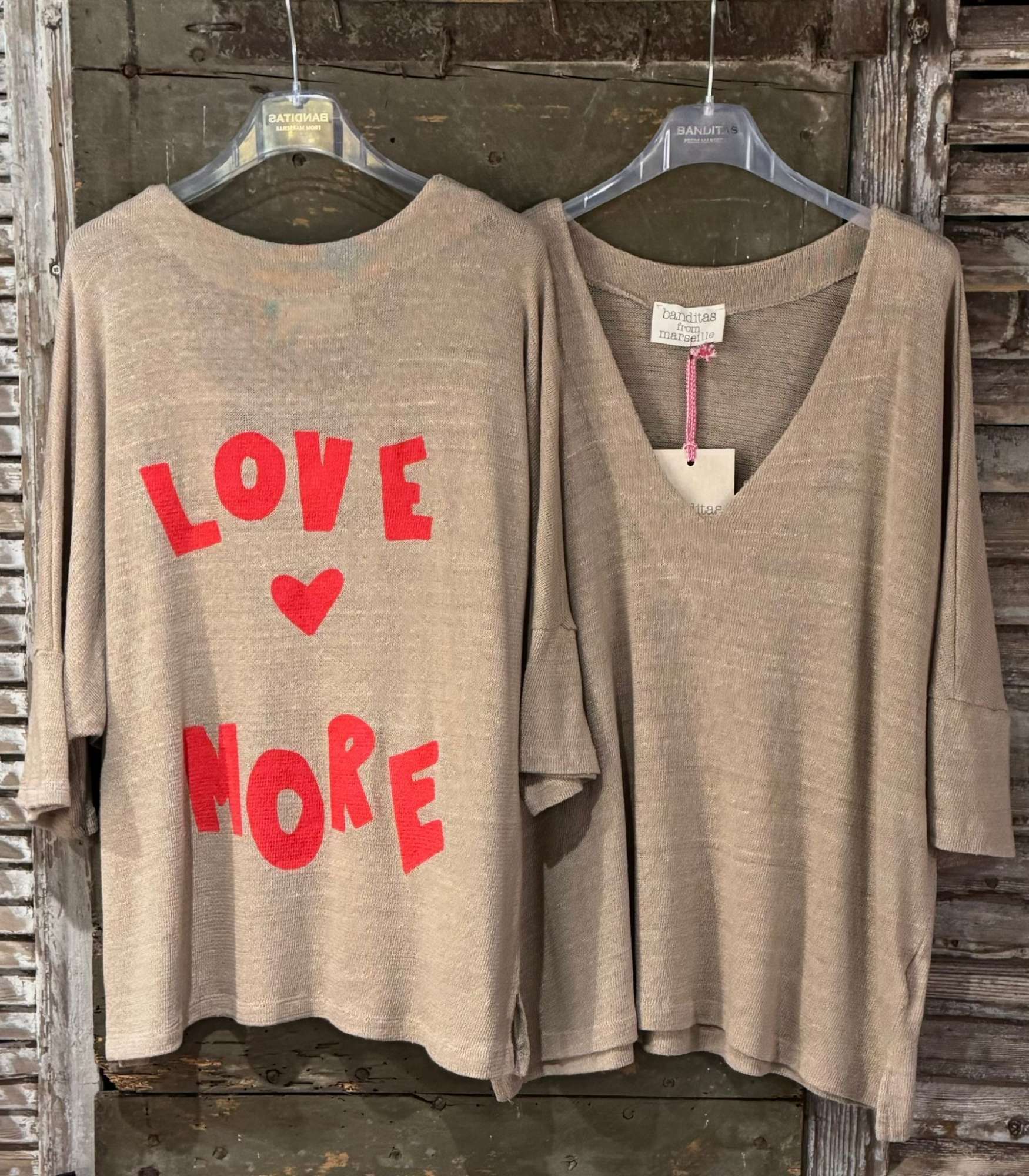 Haut Femme Maille Fine Camel – Col V & Dos Imprimé "Love and More"