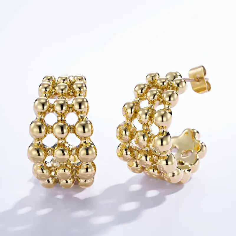 Boucles d’oreilles créoles dorées texturées – Design perlé élégan