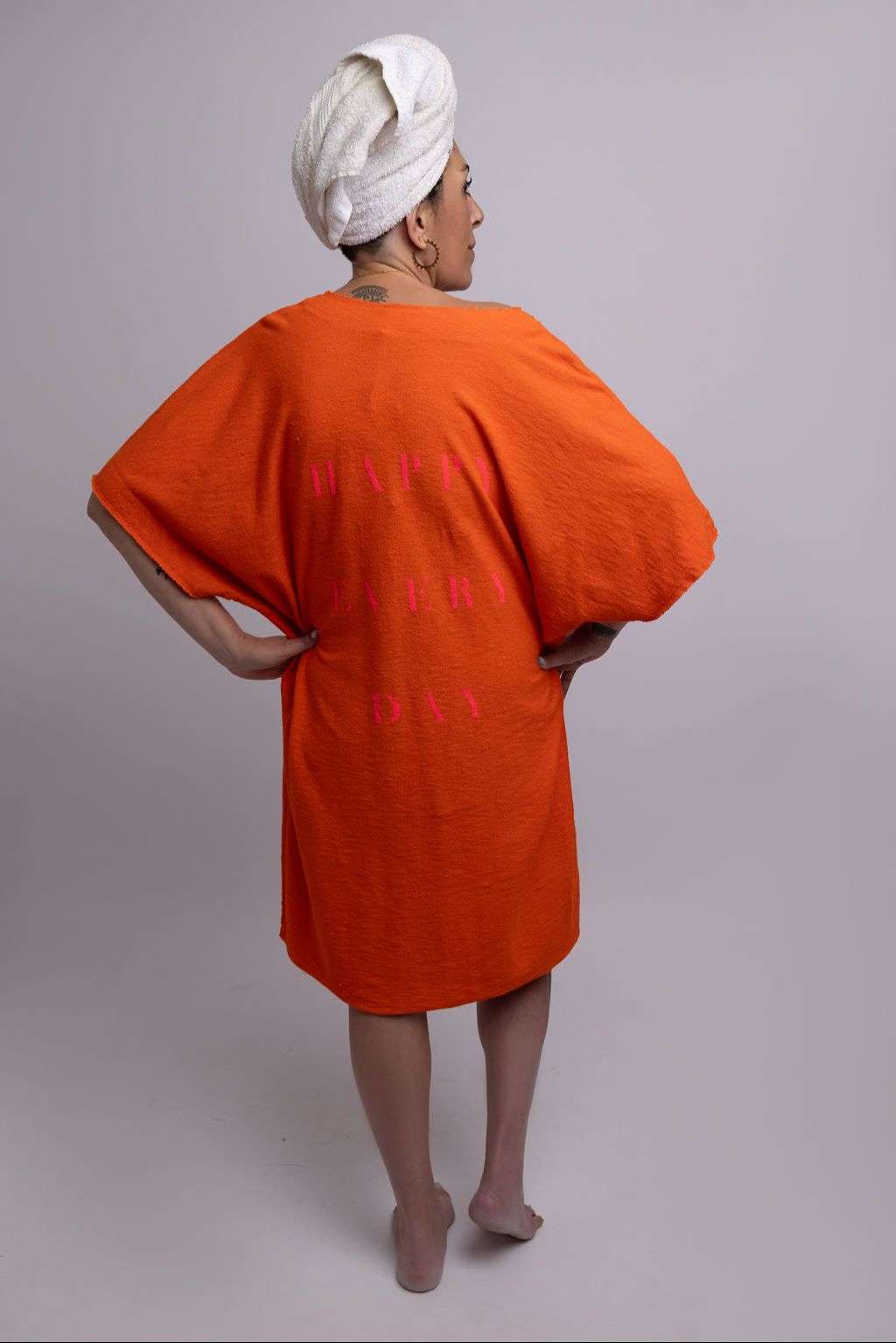 Robe oversize en éponge col V – Style décontracté avec imprimé texte dans le dos