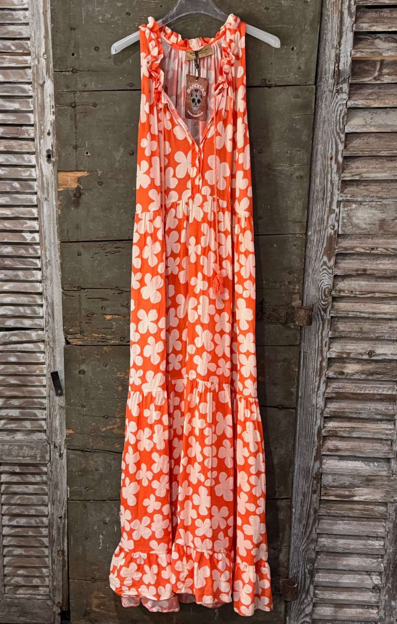 Robe bohème orange sans manches à fleurs blanches – Fraîcheur et féminité estivale