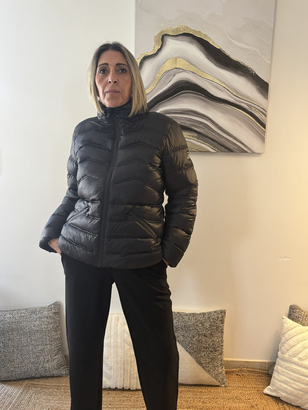 Doudoune noire zippée – Silhouette ajustée et allure audacieuse