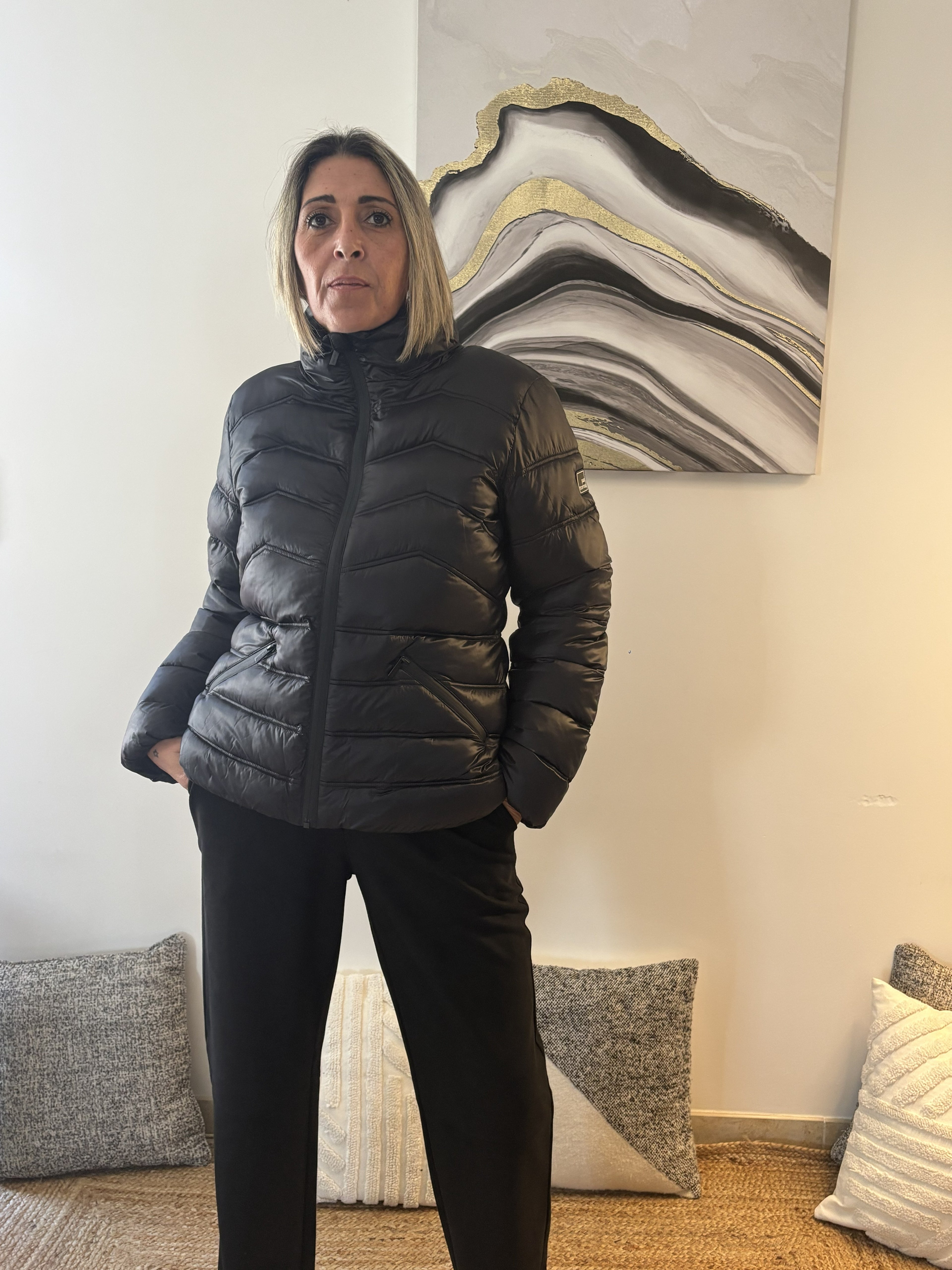 Doudoune noire zippée – Silhouette ajustée et allure audacieuse