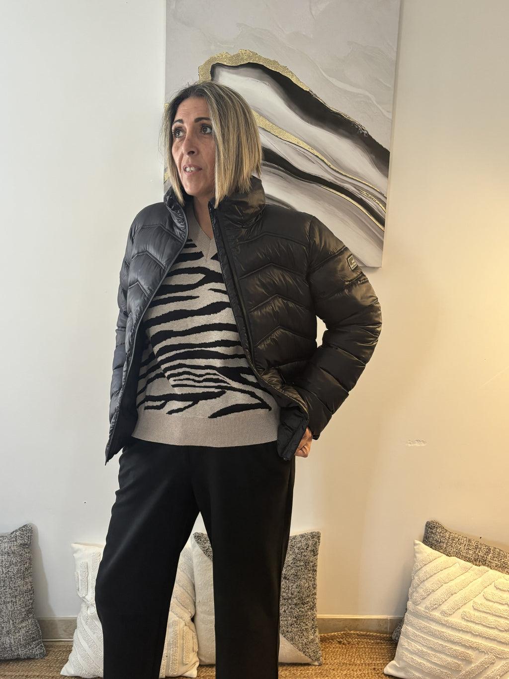 Doudoune noire zippée – Silhouette ajustée et allure audacieuse