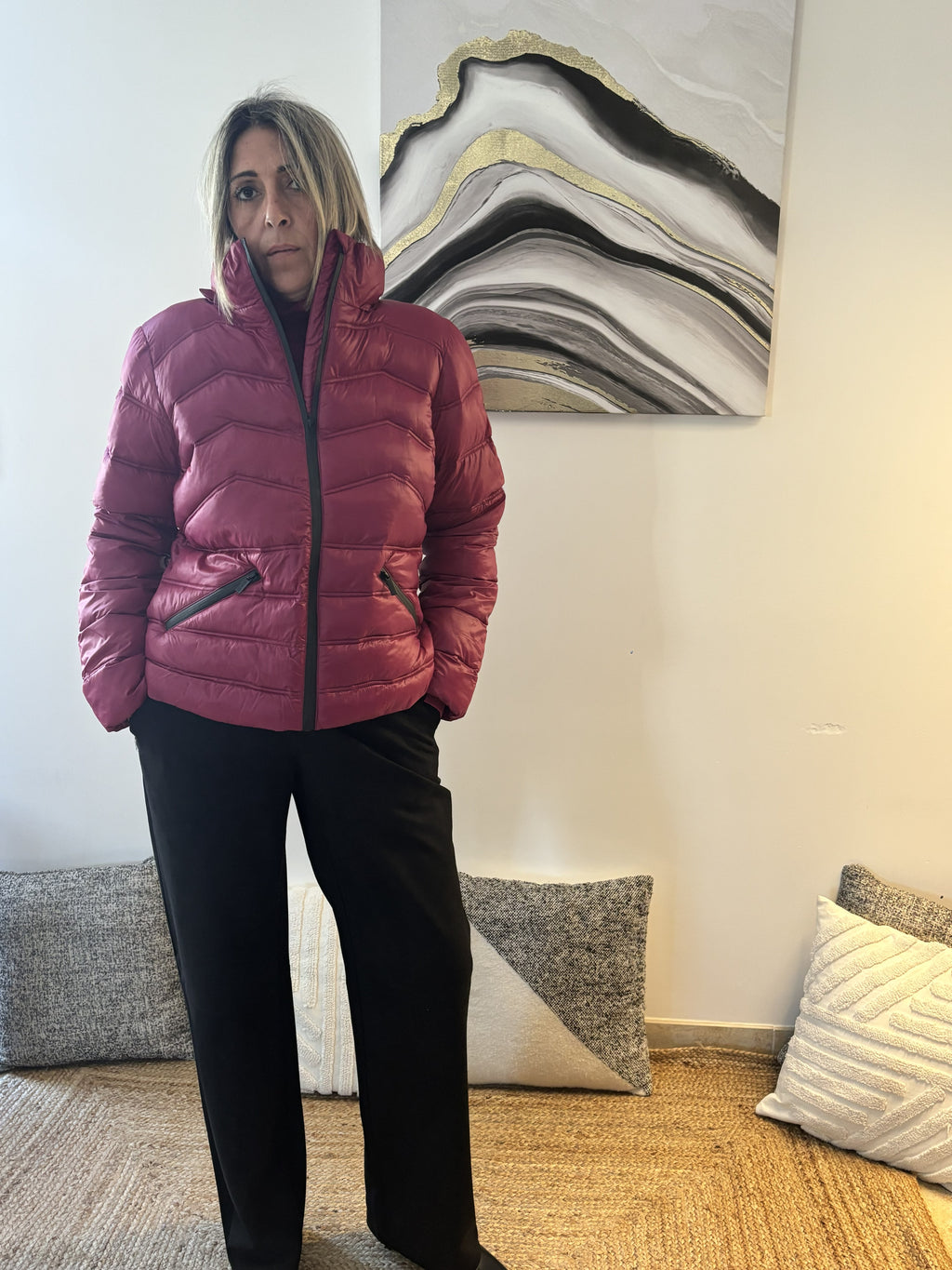 Doudoune courte rose fuchsia à col mao– Style affirmé et moderne