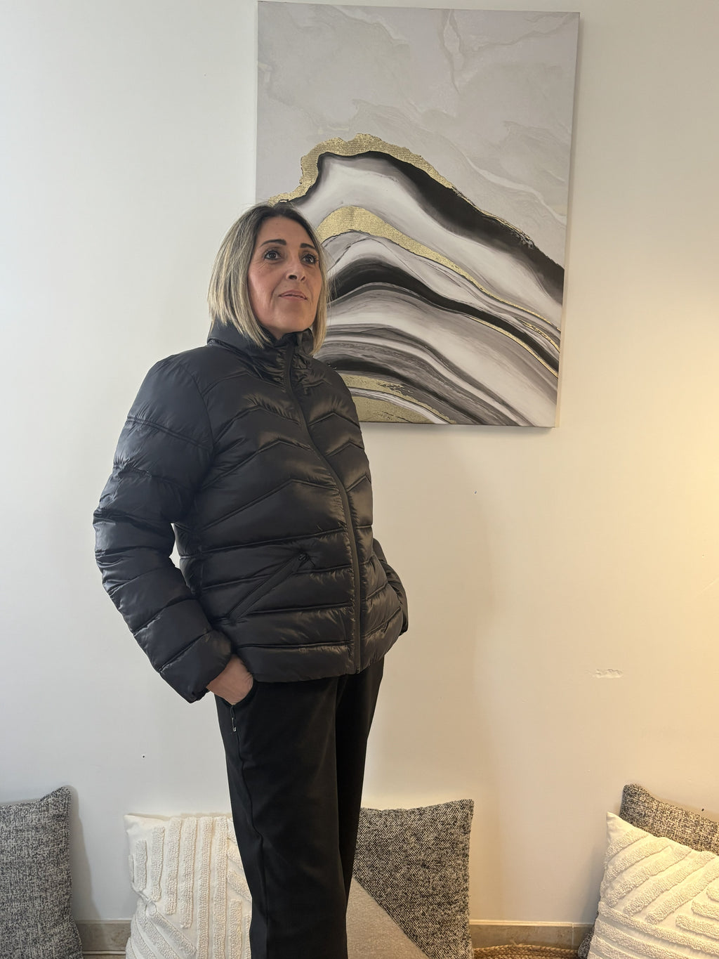 Doudoune noire zippée – Silhouette ajustée et allure audacieuse