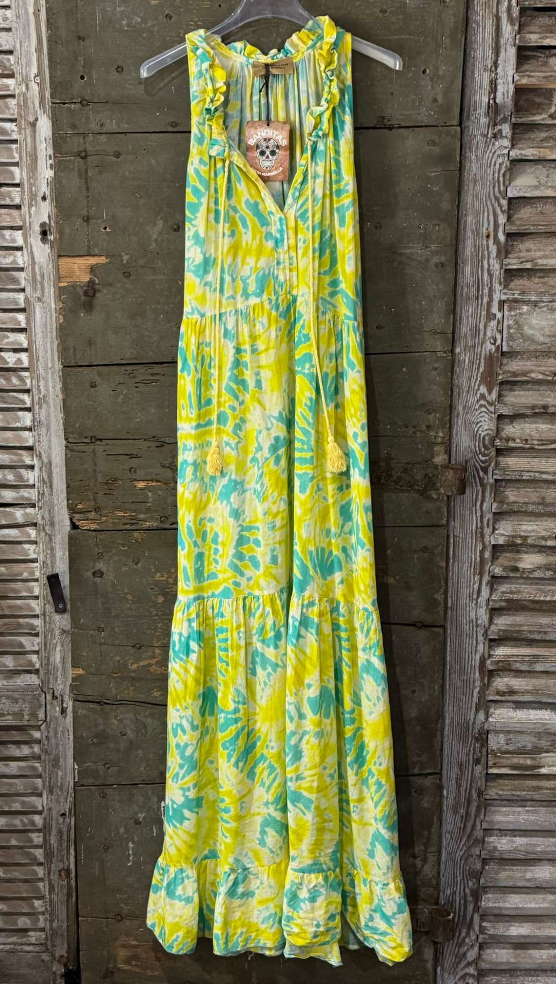 Robe bohème longue sans manches – Col V sur fond jaune et fleurs turquoise