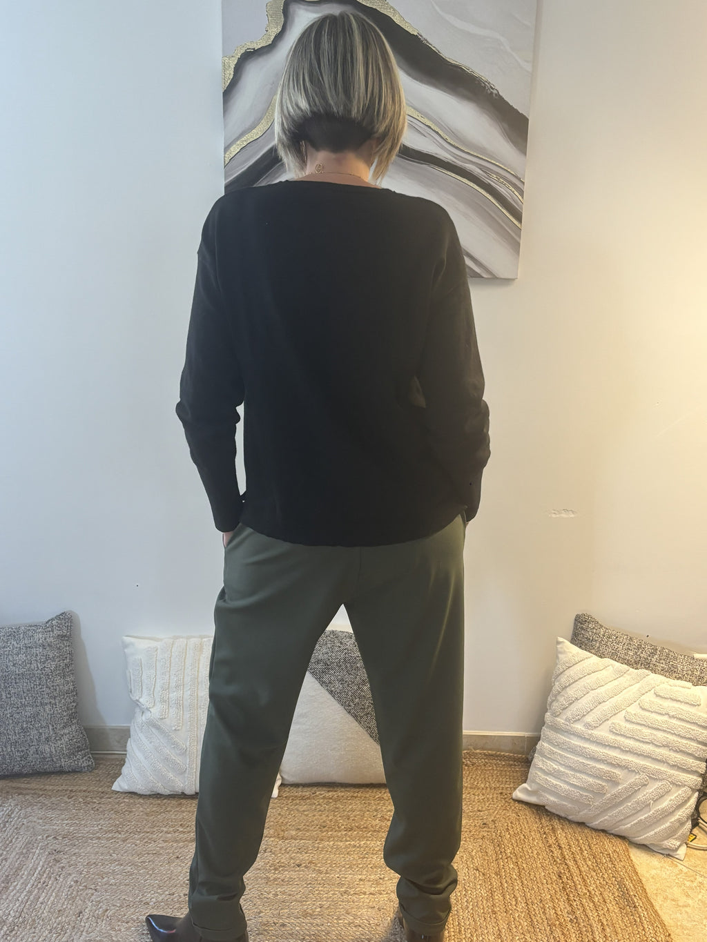 Pull noir à liserés verticaux – Sobriété twistée, style affirmé