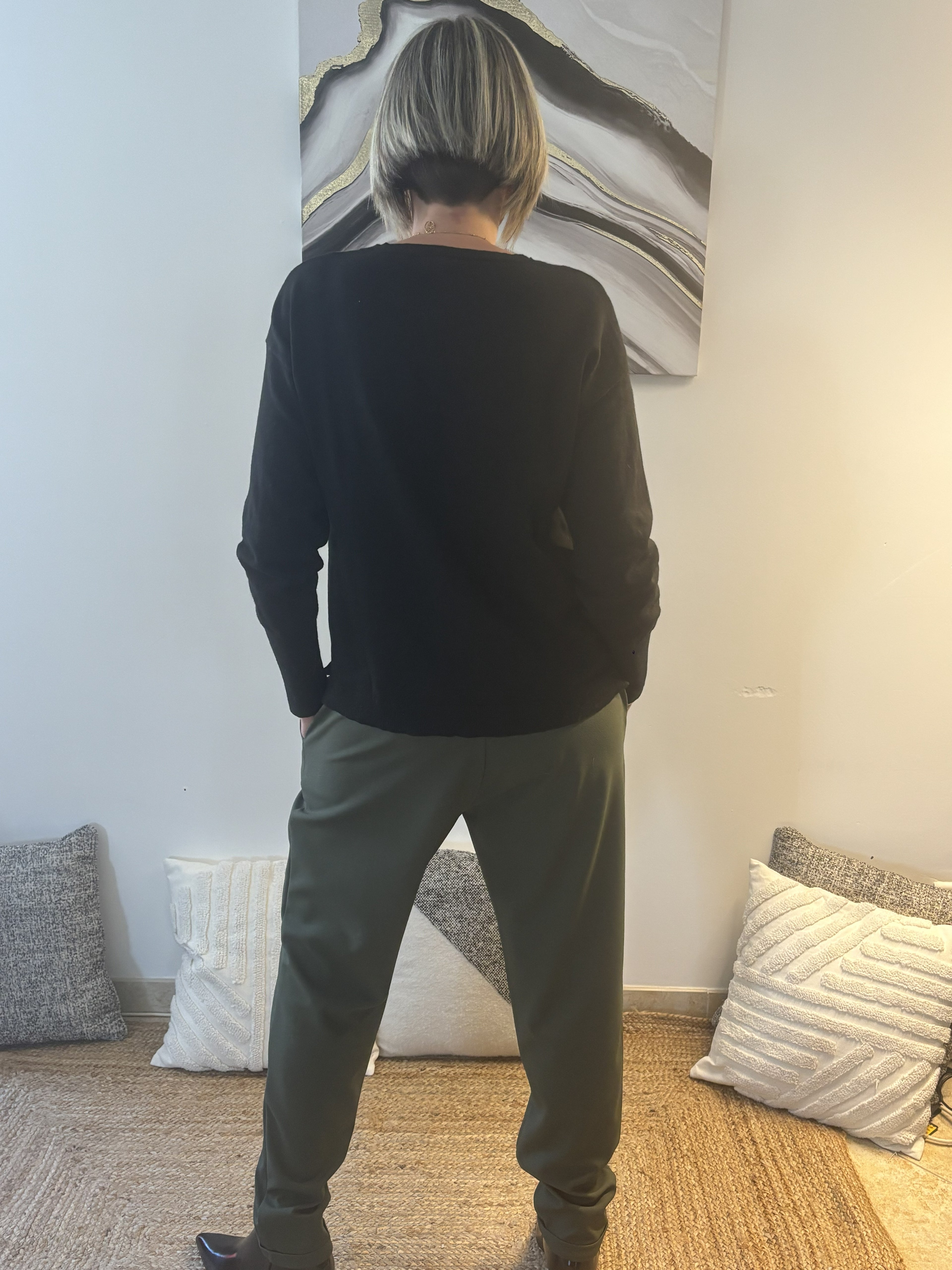 Pull noir à liserés verticaux – Sobriété twistée, style affirmé