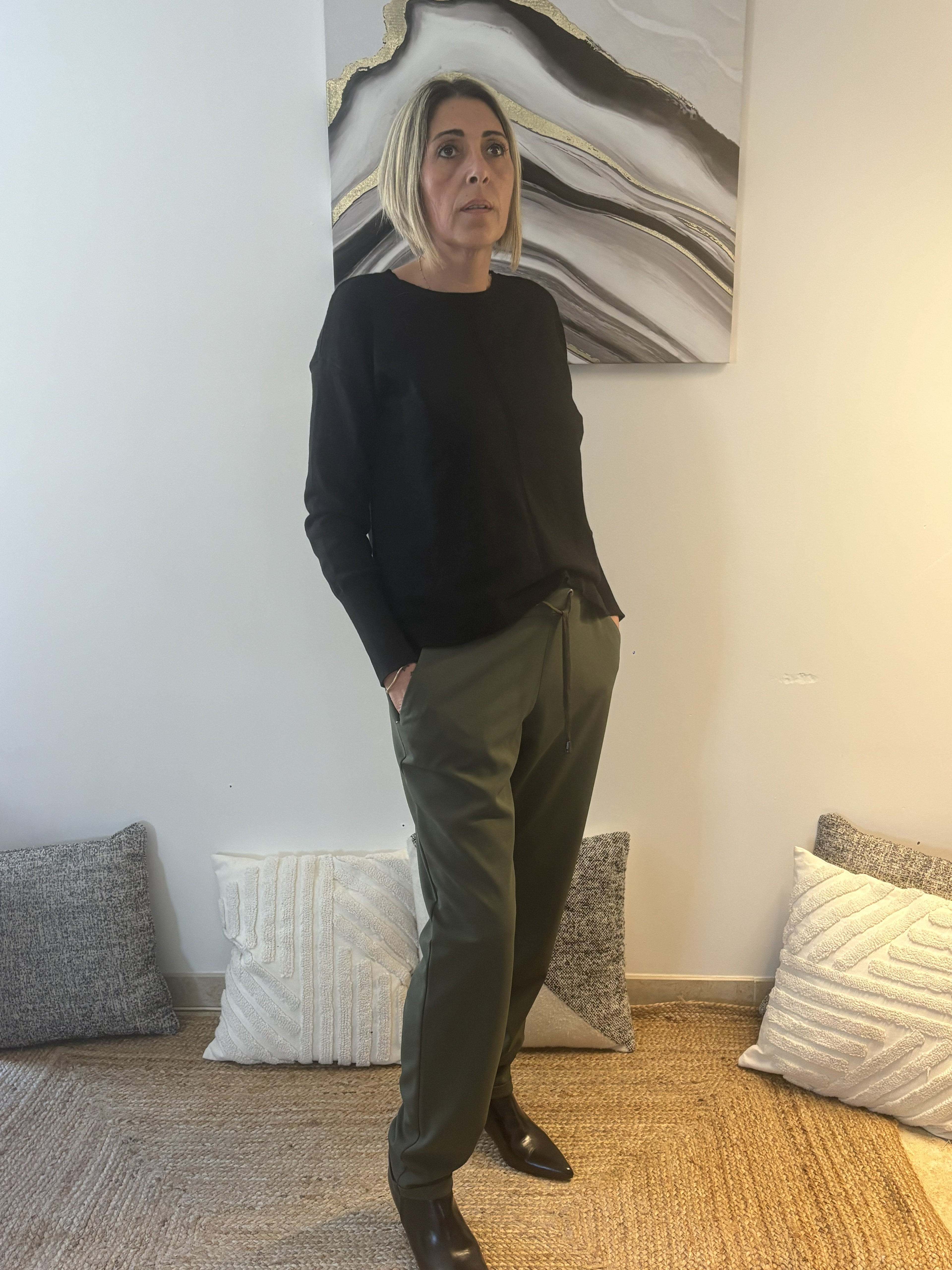 Pull noir à liserés verticaux – Sobriété twistée, style affirmé