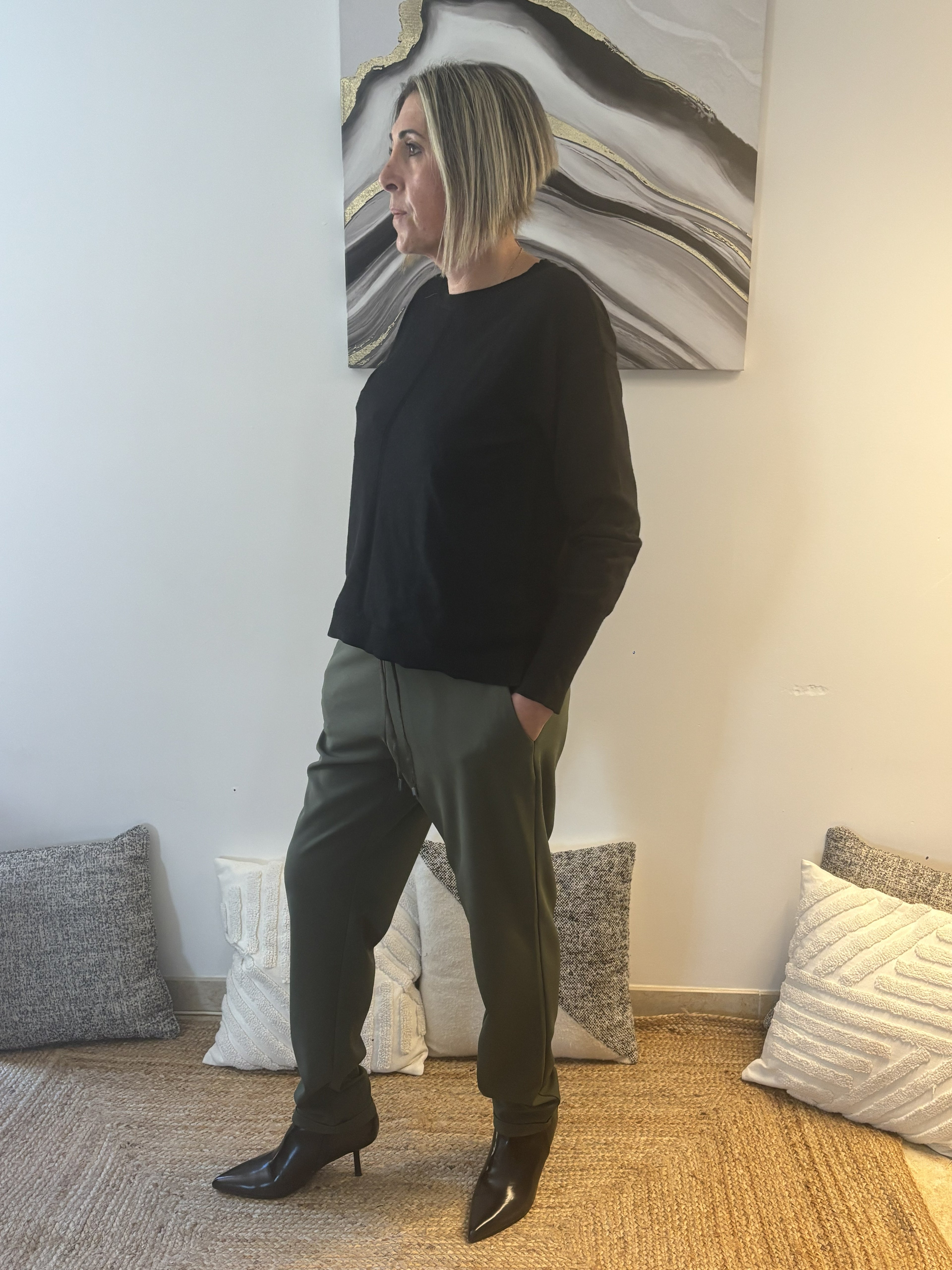 Pull noir à liserés verticaux – Sobriété twistée, style affirmé