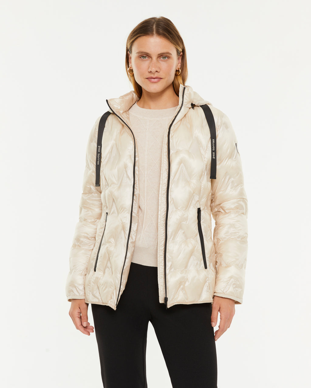 Doudoune blanche nacrée – Éclat hivernal et style affirmé