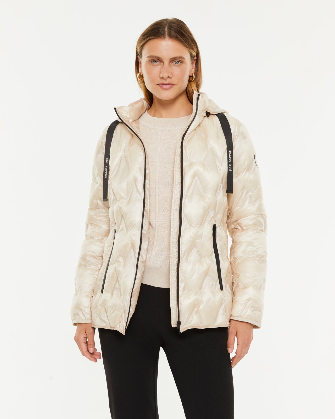 Doudoune blanche nacrée – Éclat hivernal et style affirmé