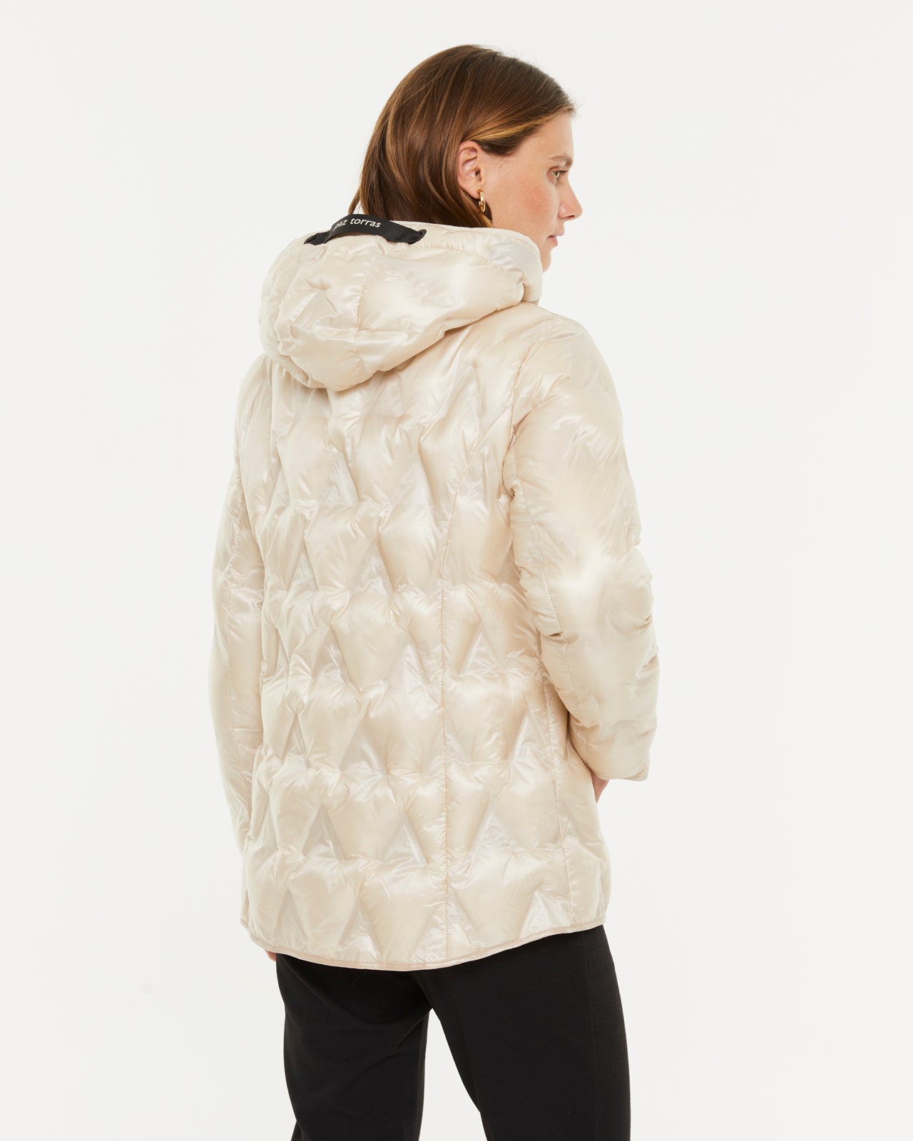 Doudoune blanche nacrée – Éclat hivernal et style affirmé