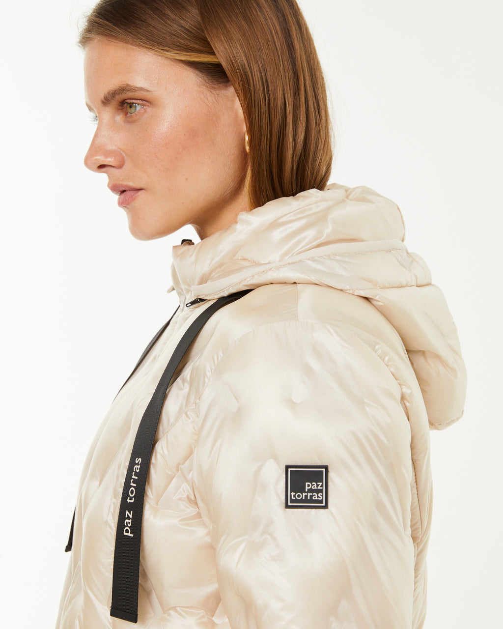 Doudoune blanche nacrée – Éclat hivernal et style affirmé